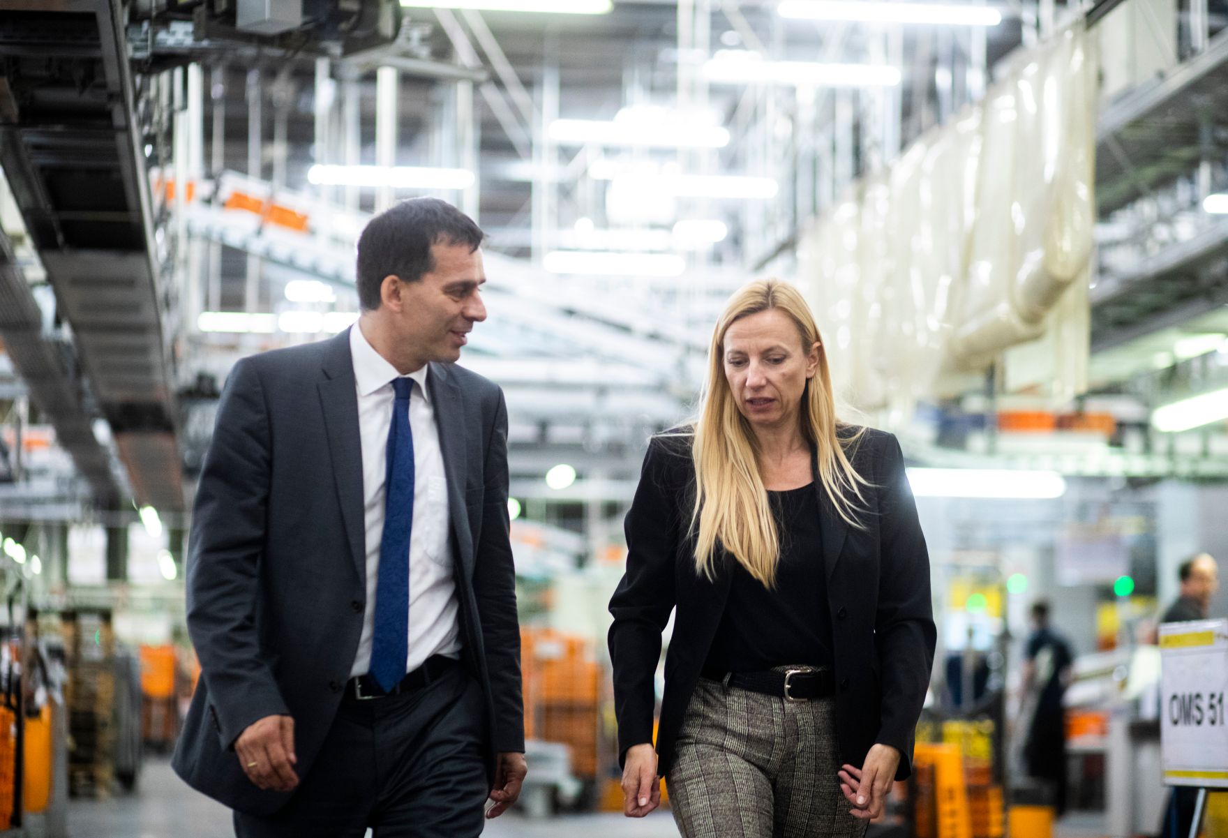 Am 5. November 2018 besuchte Bundesministerin Juliane Bogner-Strau&szlig; (r.) anl&auml;sslich einer Pr&auml;sentation der &quot;Gender Diversity Strategie&quot; das Post Verteilerzentrum im 23. Wiener Gemeindebezirk. Im Bild mit dem Vorstandsdirektor der Division Paket und Logistik Peter Umundum (l.).