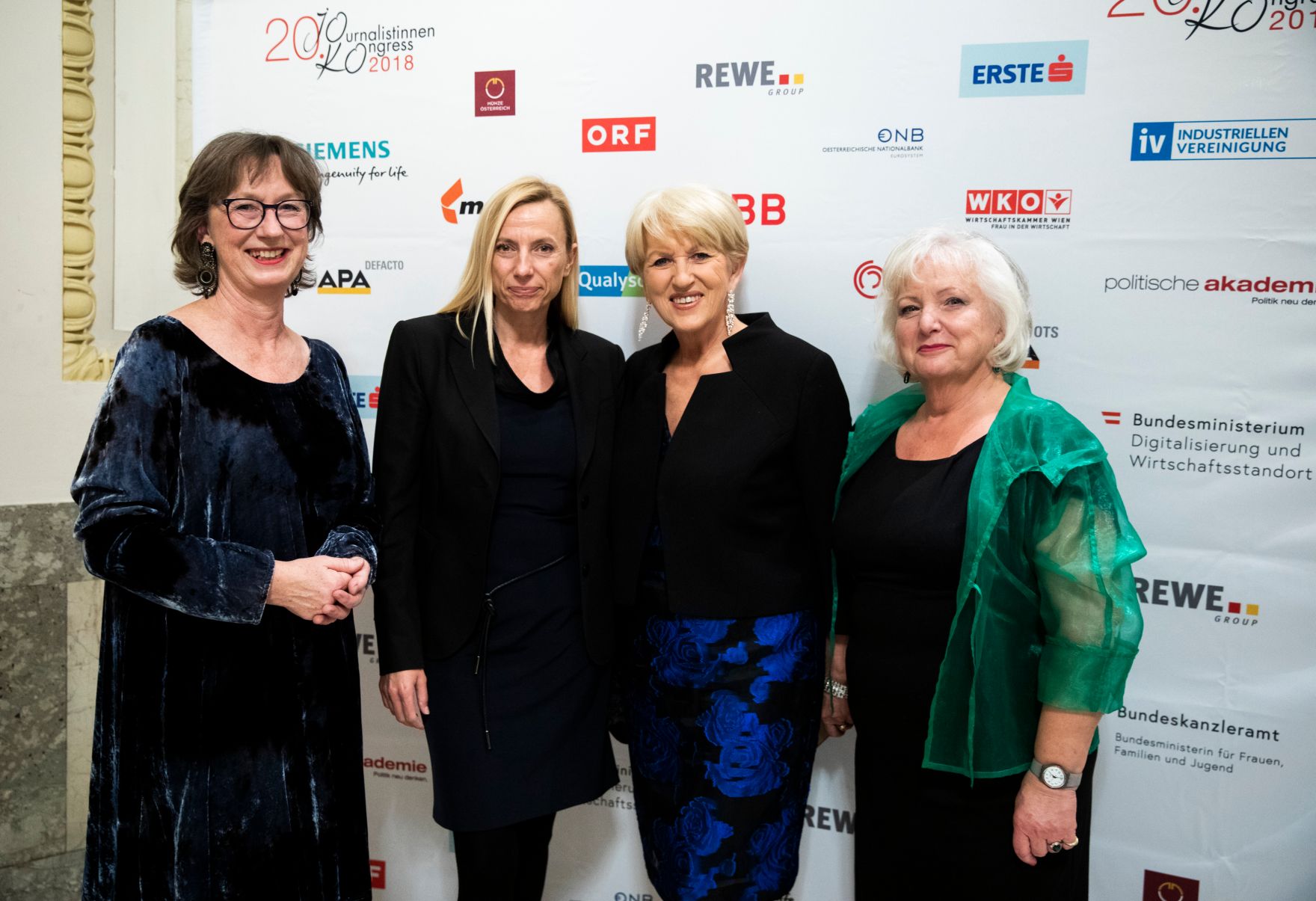 Am 6. November 2018 nahm Bundesministerin Juliane Bogner-Strau&szlig; (m.l.) am Gala-Abend der MedienL&Ouml;WINNEN 2018 im Haus der Industrie teil. Im Bild mit der Kongressinitiatorin Maria Rauch-Kallat (m.r.).