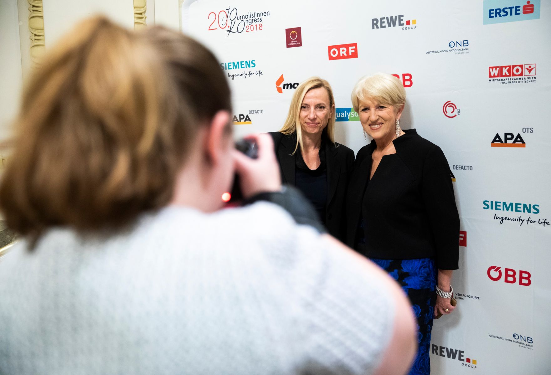 Am 6. November 2018 nahm Bundesministerin Juliane Bogner-Strau&szlig; (l.) am Gala-Abend der MedienL&Ouml;WINNEN 2018 im Haus der Industrie teil. Im Bild mit der Kongressinitiatorin Maria Rauch-Kallat (r.).