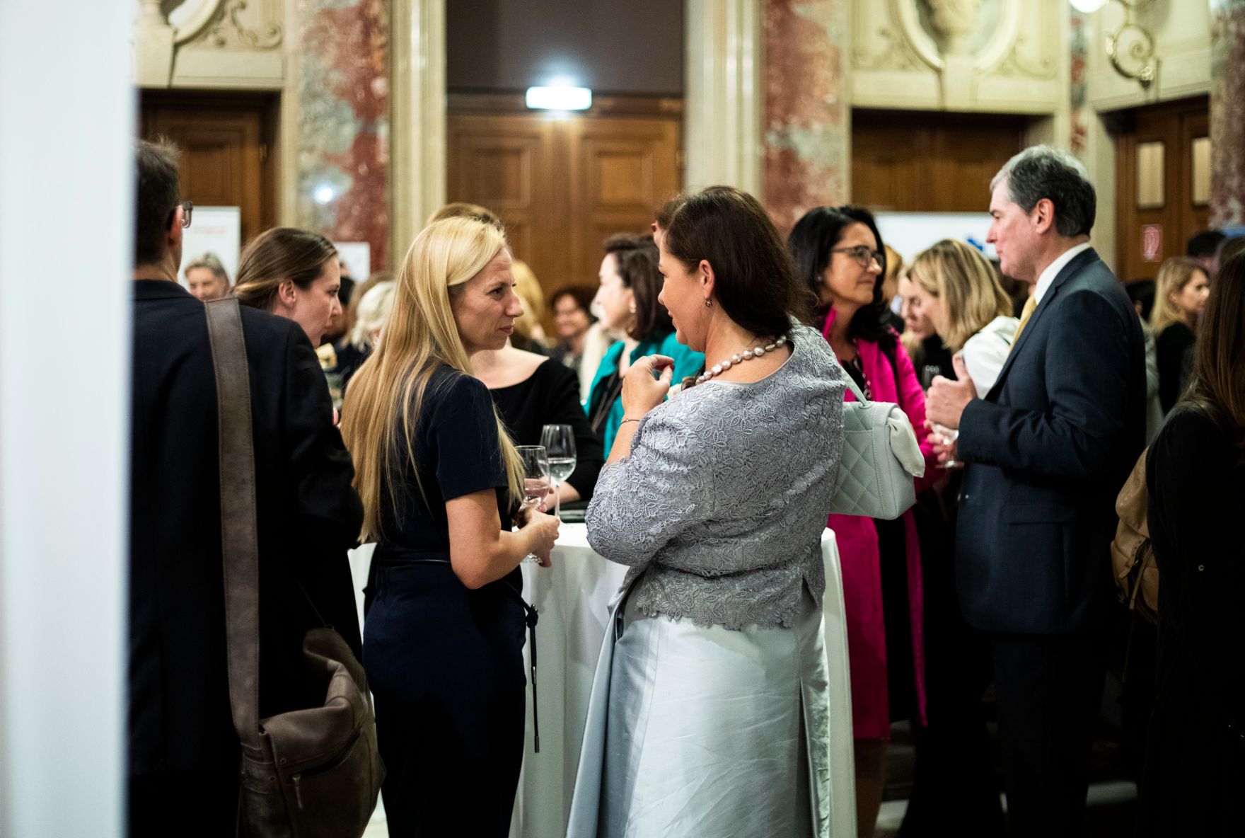 Am 6. November 2018 nahm Bundesministerin Juliane Bogner-Strau&szlig; (l.) am Gala-Abend der MedienL&Ouml;WINNEN 2018 im Haus der Industrie teil.