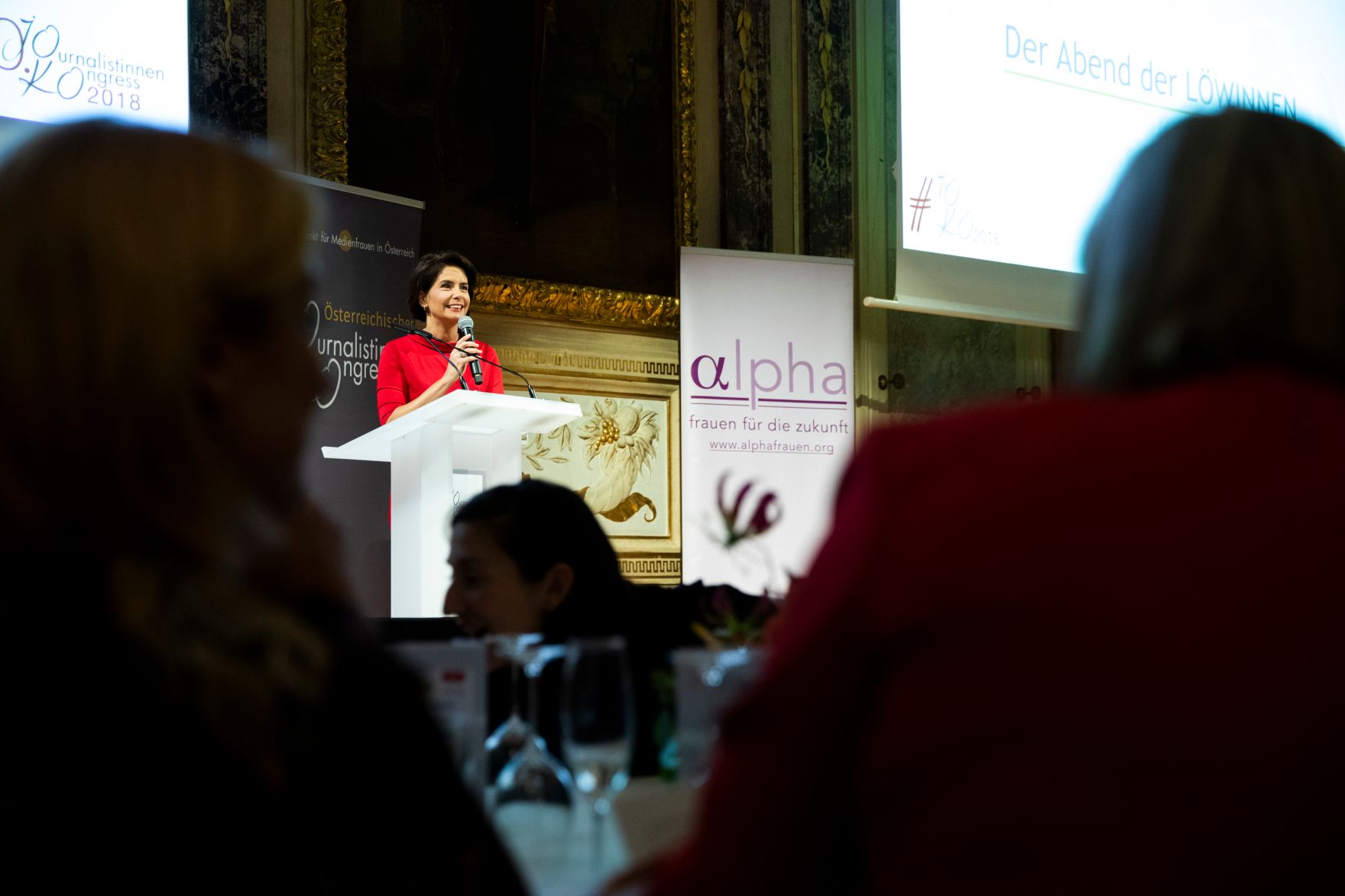 Am 6. November 2018 nahm Bundesministerin Juliane Bogner-Strau&szlig; am Gala-Abend der MedienL&Ouml;WINNEN 2018 im Haus der Industrie teil. Im Bild mit der Moderatorin Sonja Kato-Mailath-Pokorny.