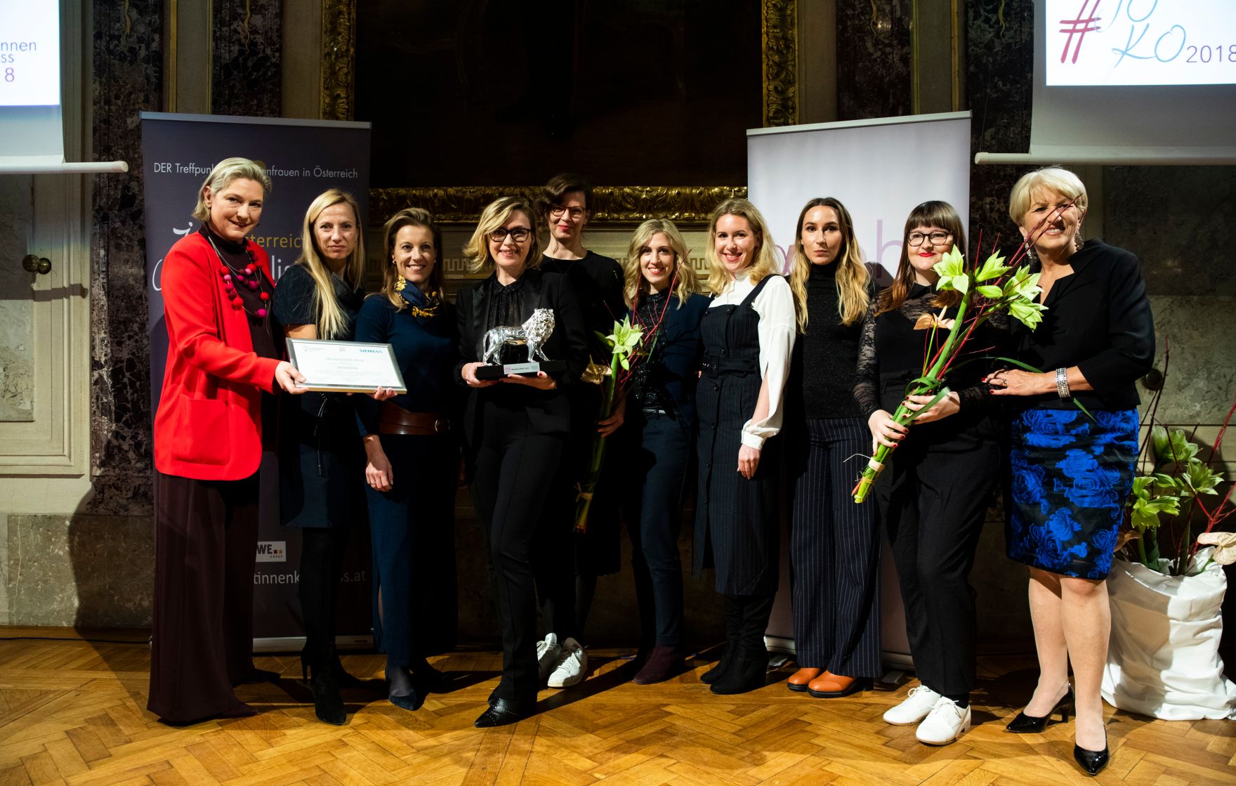 Am 6. November 2018 nahm Bundesministerin Juliane Bogner-Strau&szlig; (2.v.l.) am Gala-Abend der MedienL&Ouml;WINNEN 2018 im Haus der Industrie teil. Im Bild mit der Vorsitzenden der Jury Elisabeth Pechmann (l.), der Leiterin der Kommunikationsabteilung der Siemens AG &Ouml;sterreich Katharina Swoboda (3.v.l.), der Chefredakteurin des Lifestylemagazins die WIENERIN Barbara Haas (4.v.l.), Preistr&auml;gerredaktion des MedienL&Ouml;WEN und der Kongressinitiatorin Maria Rauch-Kallat (r.).