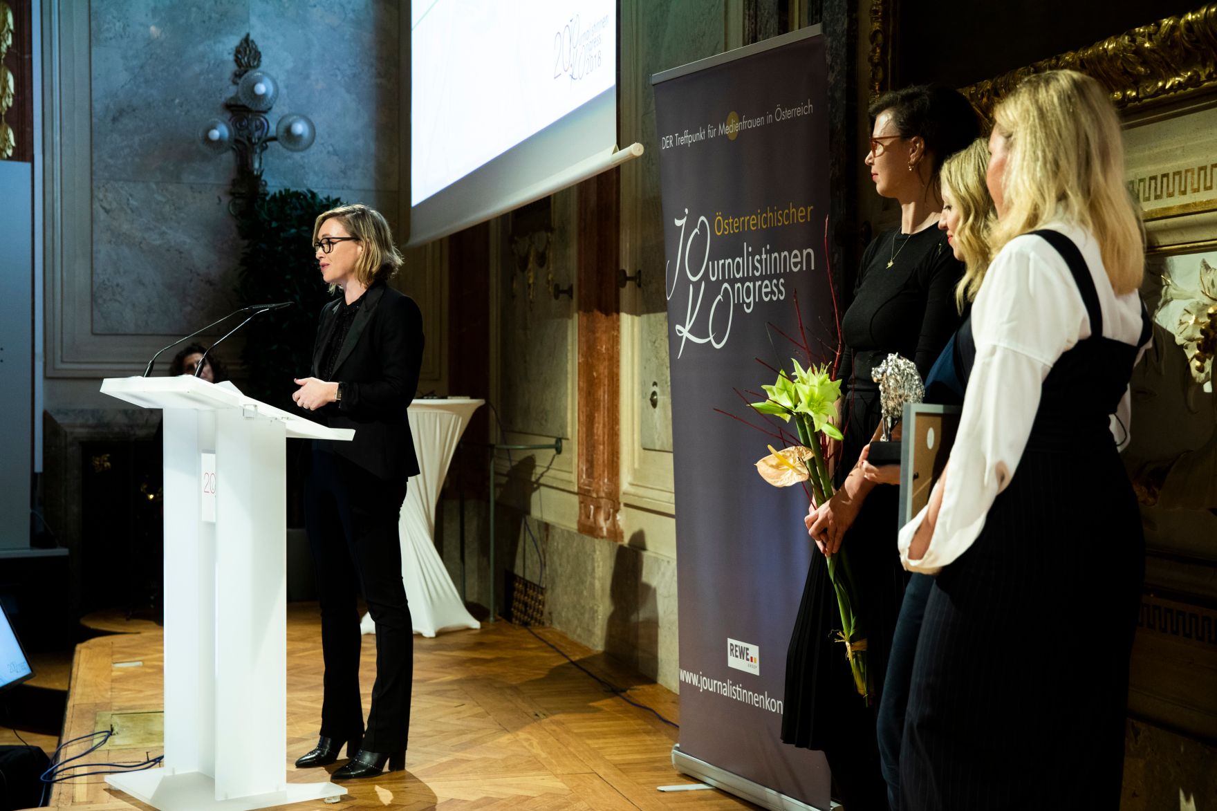 Am 6. November 2018 nahm Bundesministerin Juliane Bogner-Strau&szlig; am Gala-Abend der MedienL&Ouml;WINNEN 2018 im Haus der Industrie teil. Im Bild mit der Chefredakteurin des Lifestylemagazins die WIENERIN Barbara Haas (l.), Preistr&auml;gerredaktion des MedienL&Ouml;WEN.