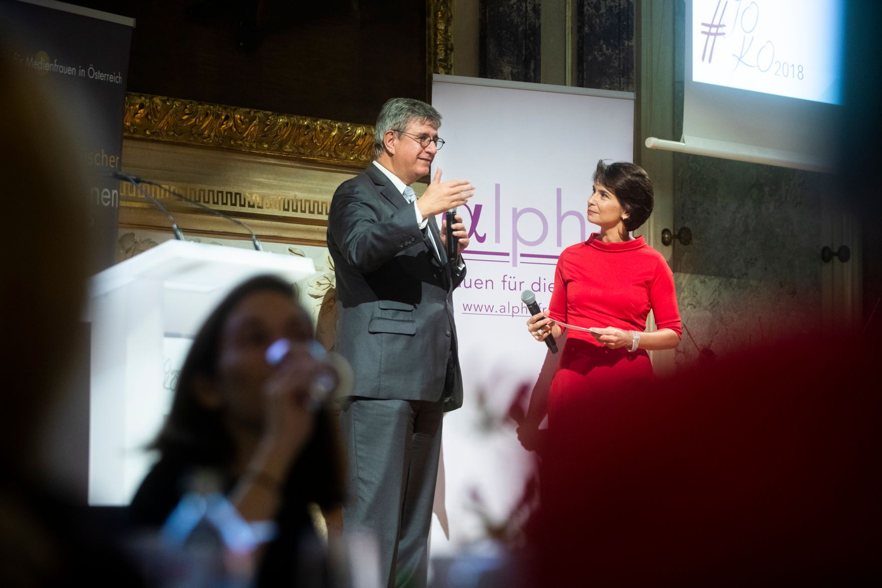 Am 6. November 2018 nahm Bundesministerin Juliane Bogner-Strau&szlig; am Gala-Abend der MedienL&Ouml;WINNEN 2018 im Haus der Industrie teil. Im Bild mit dem Generaldirektor der M&uuml;nze &Ouml;sterreich AG Gerhard Starsich (l.) und der Moderatorin Sonja Kato-Mailath-Pokorny (r.).
