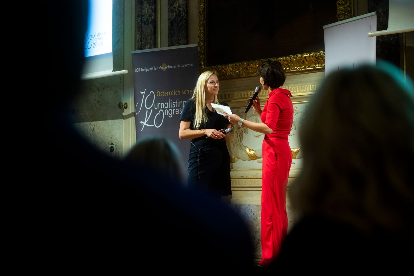 Am 6. November 2018 nahm Bundesministerin Juliane Bogner-Strau&szlig; (l.) am Gala-Abend der MedienL&Ouml;WINNEN 2018 im Haus der Industrie teil. Im Bild mit der Moderatorin Sonja Kato-Mailath-Pokorny (r.).