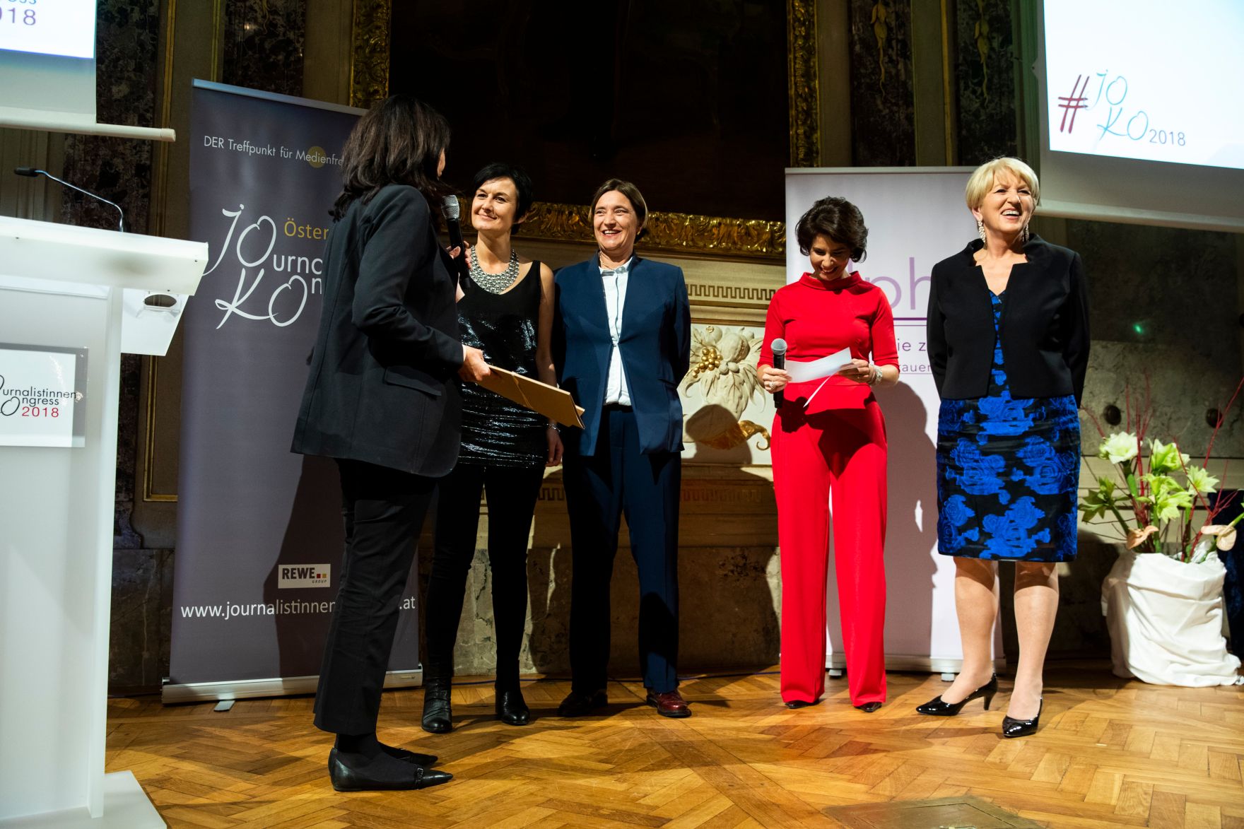 Am 6. November 2018 nahm Bundesministerin Juliane Bogner-Strau&szlig; am Gala-Abend der MedienL&Ouml;WINNEN 2018 im Haus der Industrie teil. Im Bild mit der Preistr&auml;gerin der MedienL&Ouml;WIN GOLD Lisa Totzauer (3.v.r.), der Moderatorin Sonja Kato-Mailath-Pokorny (2.v.r.) und der Kongressinitiatorin Maria Rauch-Kallat (r.).
