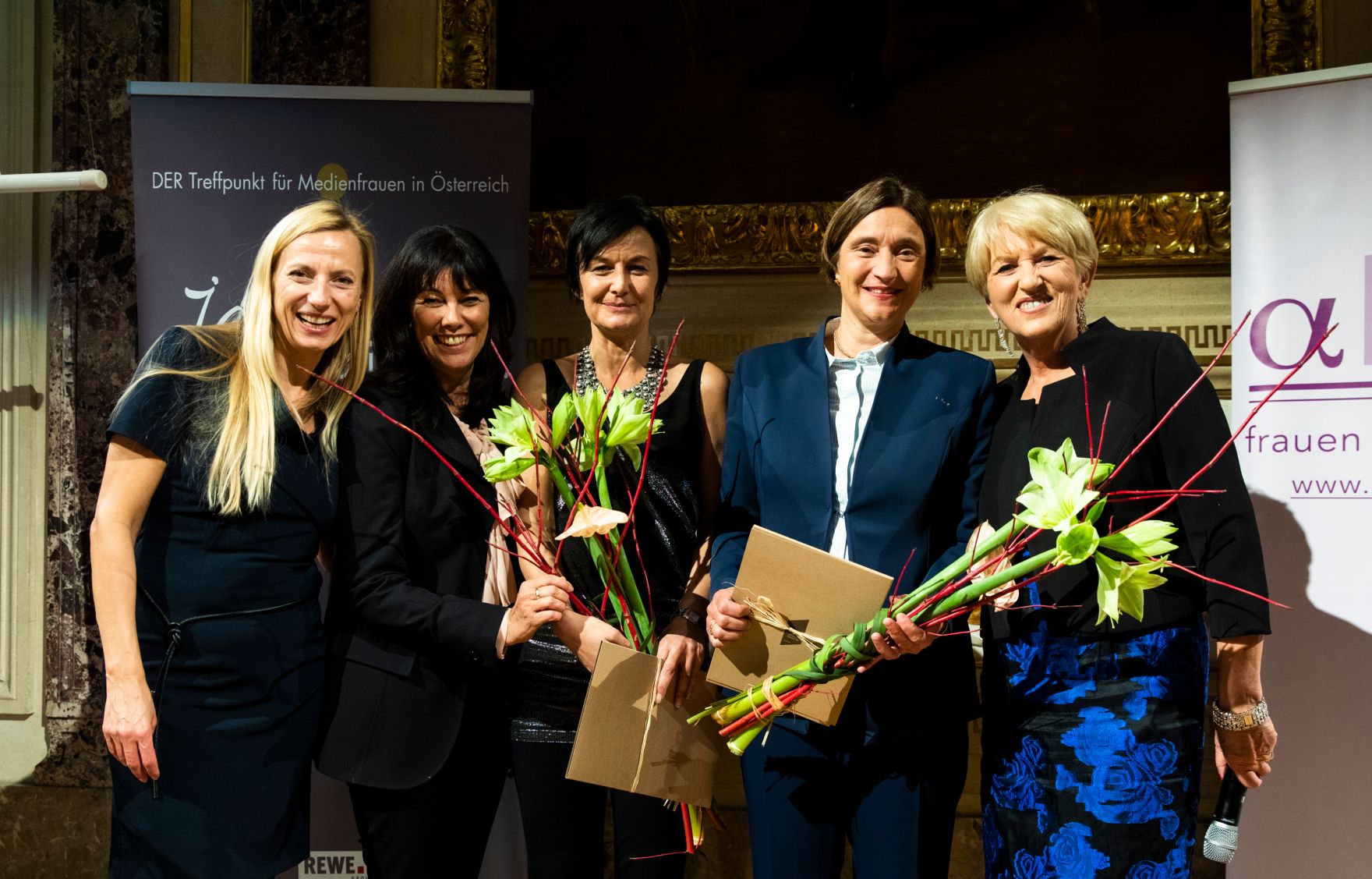 Am 6. November 2018 nahm Bundesministerin Juliane Bogner-Strau&szlig; (l.) am Gala-Abend der MedienL&Ouml;WINNEN 2018 im Haus der Industrie teil. Im Bild mit der Preistr&auml;gerin der MedienL&Ouml;WIN GOLD Lisa Totzauer (2.v.r.) und der Kongressinitiatorin Maria Rauch-Kallat (r.).
