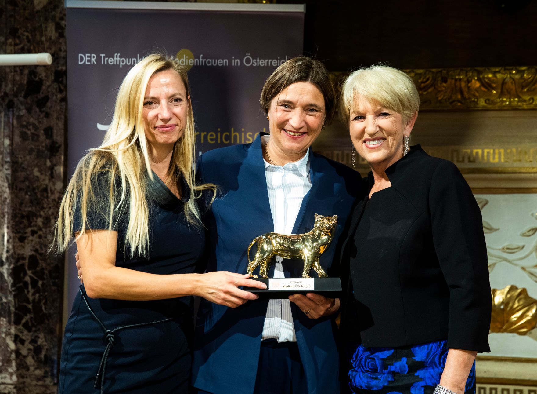 Am 6. November 2018 nahm Bundesministerin Juliane Bogner-Strau&szlig; (l.) am Gala-Abend der MedienL&Ouml;WINNEN 2018 im Haus der Industrie teil. Im Bild mit der Preistr&auml;gerin der MedienL&Ouml;WIN GOLD Lisa Totzauer (m.) und der Kongressinitiatorin Maria Rauch-Kallat (r.).