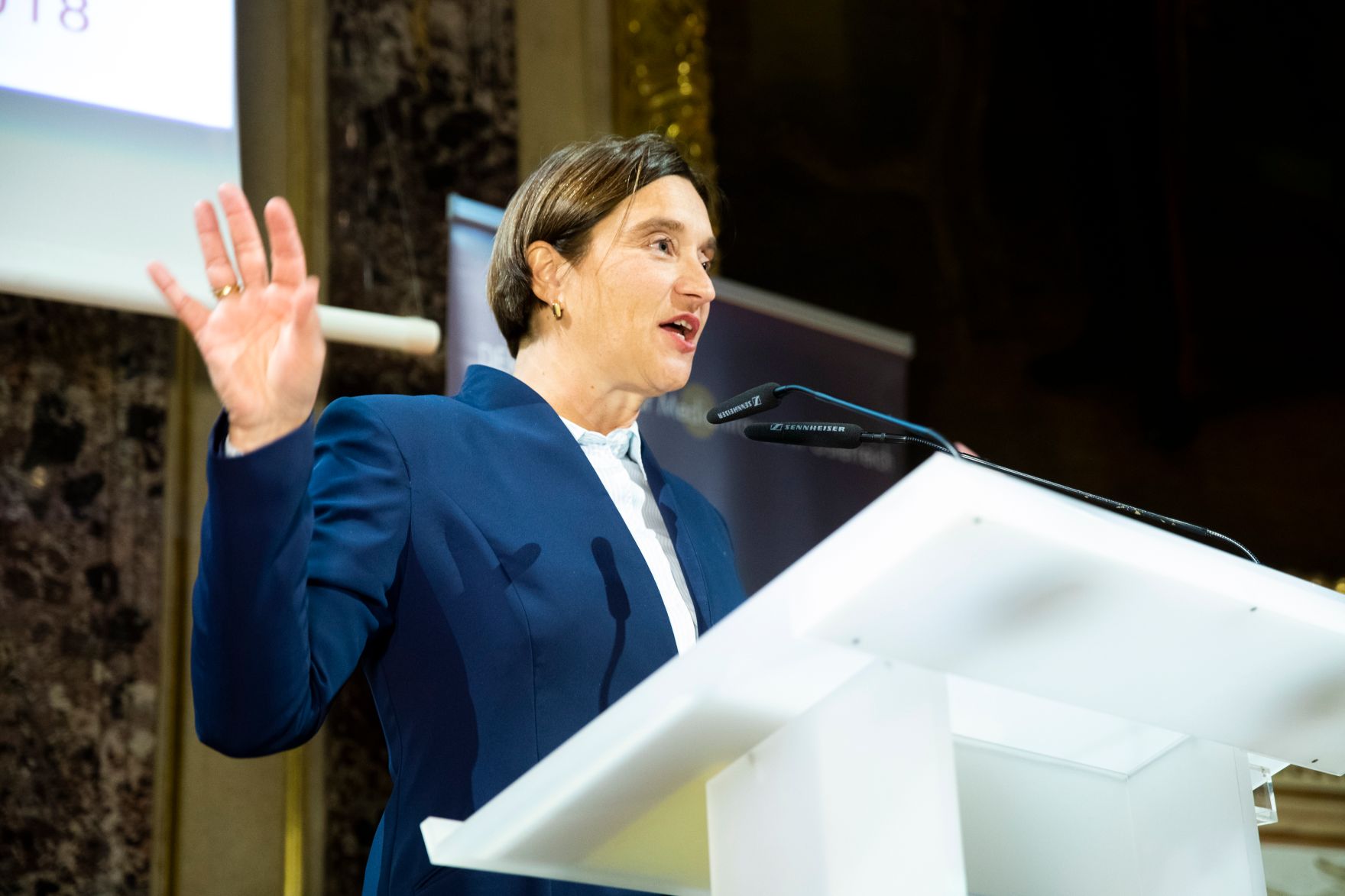 Am 6. November 2018 nahm Bundesministerin Juliane Bogner-Strau&szlig; am Gala-Abend der MedienL&Ouml;WINNEN 2018 im Haus der Industrie teil. Im Bild mit der Preistr&auml;gerin der MedienL&Ouml;WIN GOLD Lisa Totzauer.