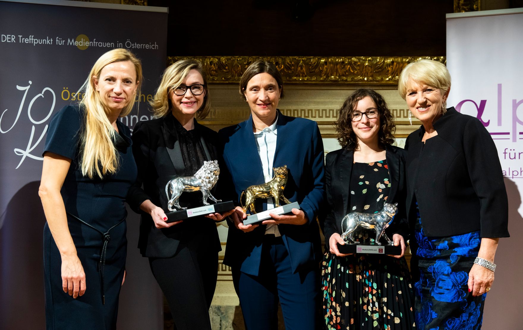 Am 6. November 2018 nahm Bundesministerin Juliane Bogner-Strau&szlig; (l.) am Gala-Abend der MedienL&Ouml;WINNEN 2018 im Haus der Industrie teil. Im Bild mit der Chefredakteurin des Lifestylemagazins die WIENERIN Barbara Haas (2.v.l.), Preistr&auml;gerredaktion des MedienL&Ouml;WEN, der Preistr&auml;gerin der MedienL&Ouml;WIN GOLD Lisa Totzauer (m.), der Preistr&auml;gerin der MedienL&Ouml;WIN SILBER Ruth Eisenreich (2.v.r.) und der Kongressinitiatorin Maria Rauch-Kallat (r.).