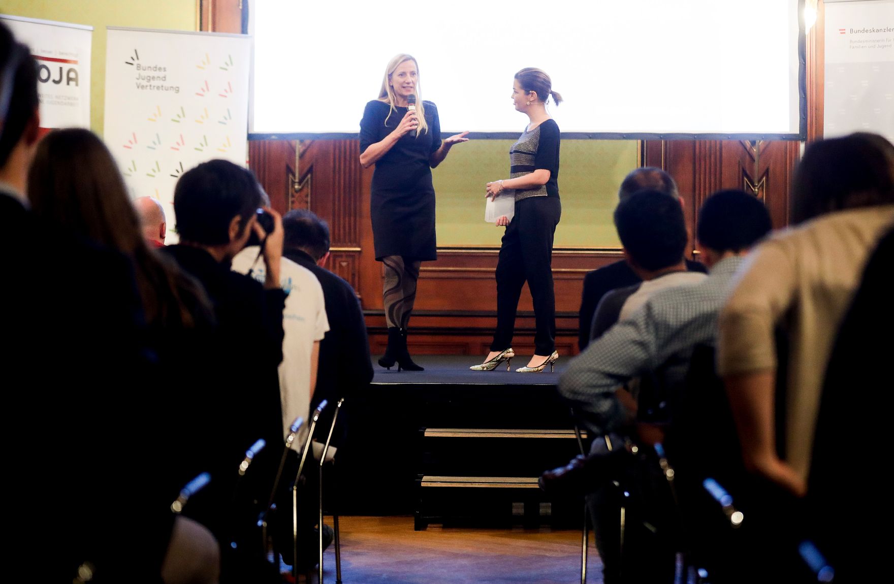 Am 7. November 2018 &uuml;berreichte Bundesministerin Juliane Bogner-Strau&szlig; (l.) den &Ouml;sterreichischen Jugendpreis 2018.