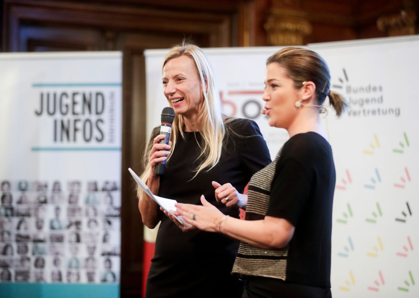 Am 7. November 2018 &uuml;berreichte Bundesministerin Juliane Bogner-Strau&szlig; (l.) den &Ouml;sterreichischen Jugendpreis 2018.