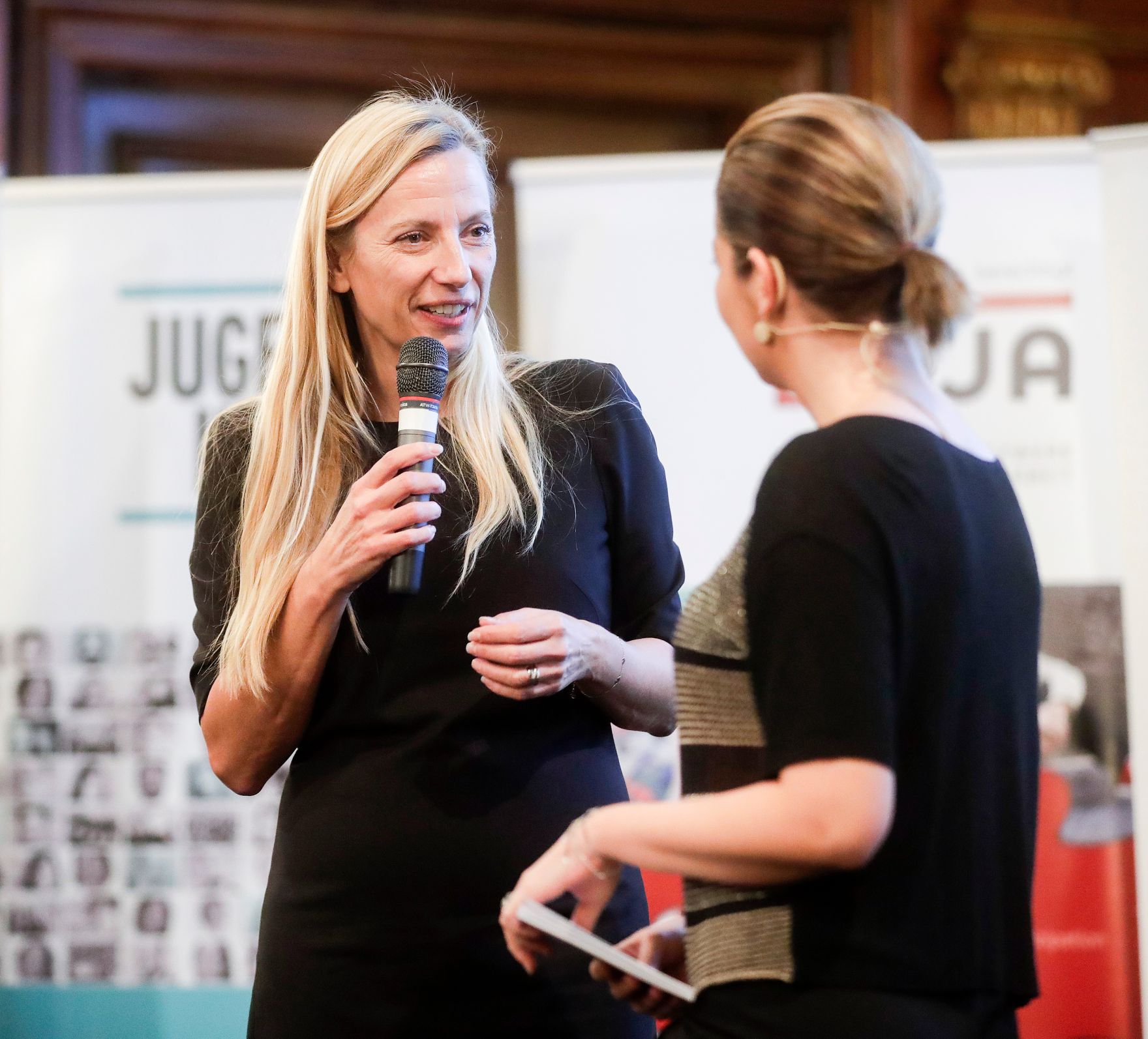 Am 7. November 2018 &uuml;berreichte Bundesministerin Juliane Bogner-Strau&szlig; (l.) den &Ouml;sterreichischen Jugendpreis 2018.