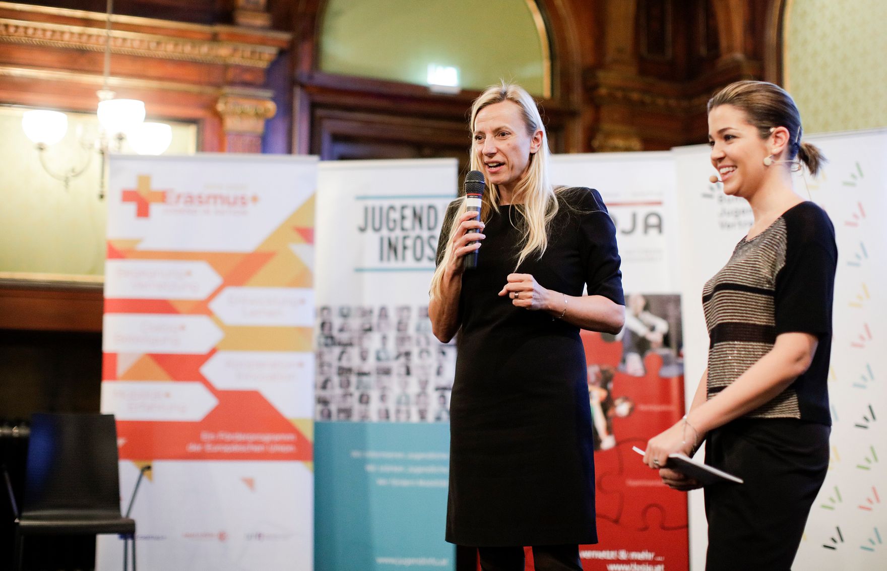 Am 7. November 2018 &uuml;berreichte Bundesministerin Juliane Bogner-Strau&szlig; (l.) den &Ouml;sterreichischen Jugendpreis 2018.