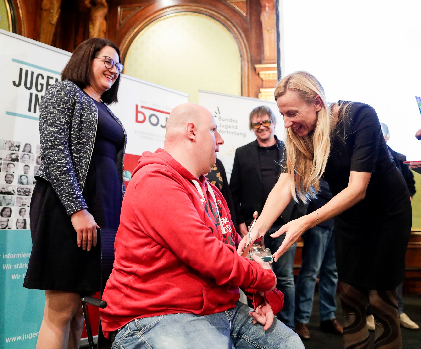 Am 7. November 2018 &uuml;berreichte Bundesministerin Juliane Bogner-Strau&szlig; (r.) den &Ouml;sterreichischen Jugendpreis 2018.