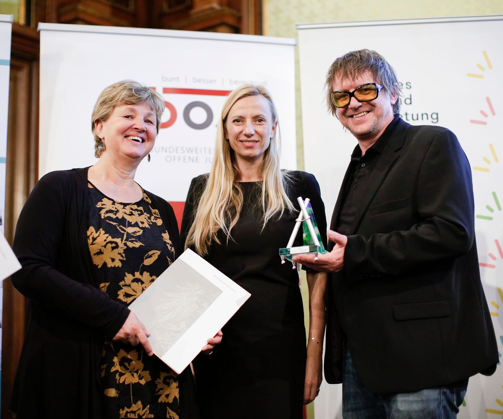 Am 7. November 2018 &uuml;berreichte Bundesministerin Juliane Bogner-Strau&szlig; (m.) den &Ouml;sterreichischen Jugendpreis 2018.