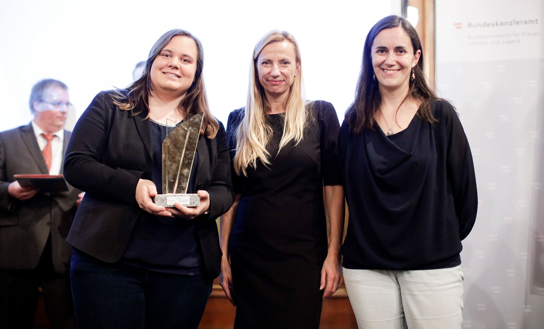 Am 7. November 2018 &uuml;berreichte Bundesministerin Juliane Bogner-Strau&szlig; (m.) den &Ouml;sterreichischen Jugendpreis 2018.