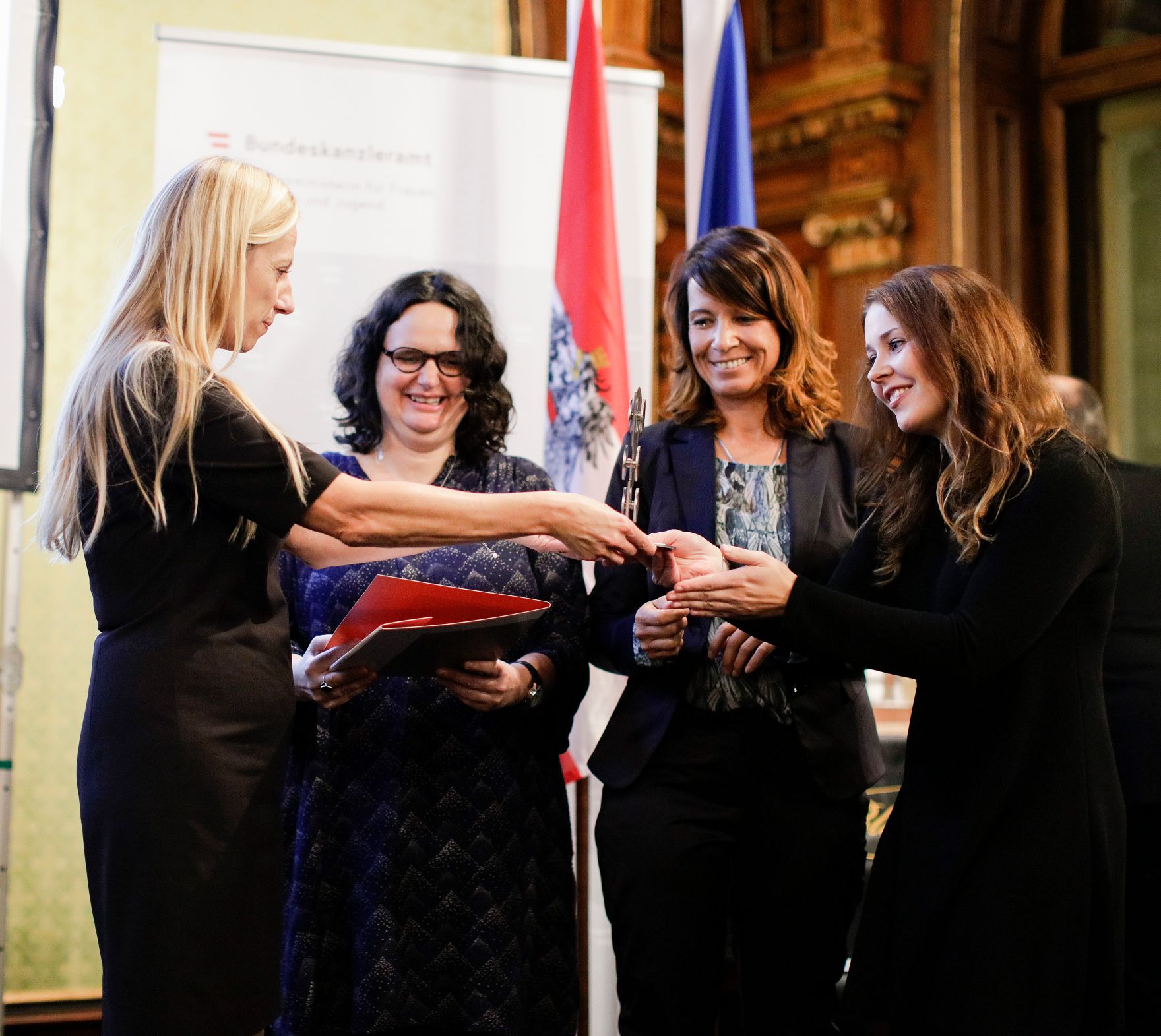 Am 7. November 2018 &uuml;berreichte Bundesministerin Juliane Bogner-Strau&szlig; (l.) den &Ouml;sterreichischen Jugendpreis 2018.