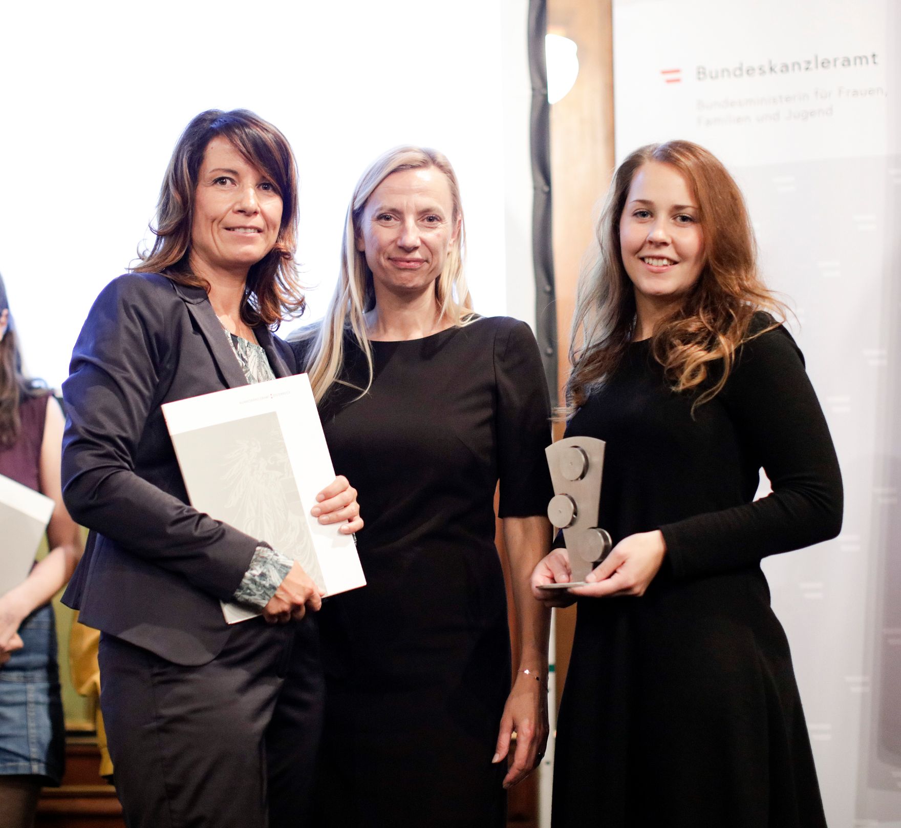 Am 7. November 2018 &uuml;berreichte Bundesministerin Juliane Bogner-Strau&szlig; (m.) den &Ouml;sterreichischen Jugendpreis 2018.