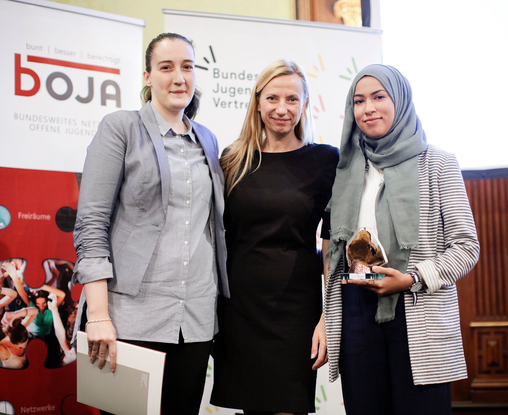 Am 7. November 2018 &uuml;berreichte Bundesministerin Juliane Bogner-Strau&szlig; (m.) den &Ouml;sterreichischen Jugendpreis 2018.