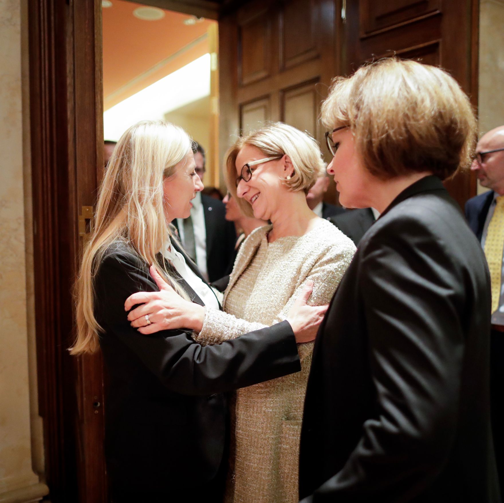 Am 12. November 2018 nahm Bundesministerin Juliane Bogner-Strau&szlig; (l.) an der Podiumsdiskussion bei der Enquete &bdquo;100 Jahre Frauenwahlrecht&quot; teil. Im Bild mit der Landeshauptfrau von Nieder&ouml;sterreich Johanna Mikl-Leitner (2.v.l.).
