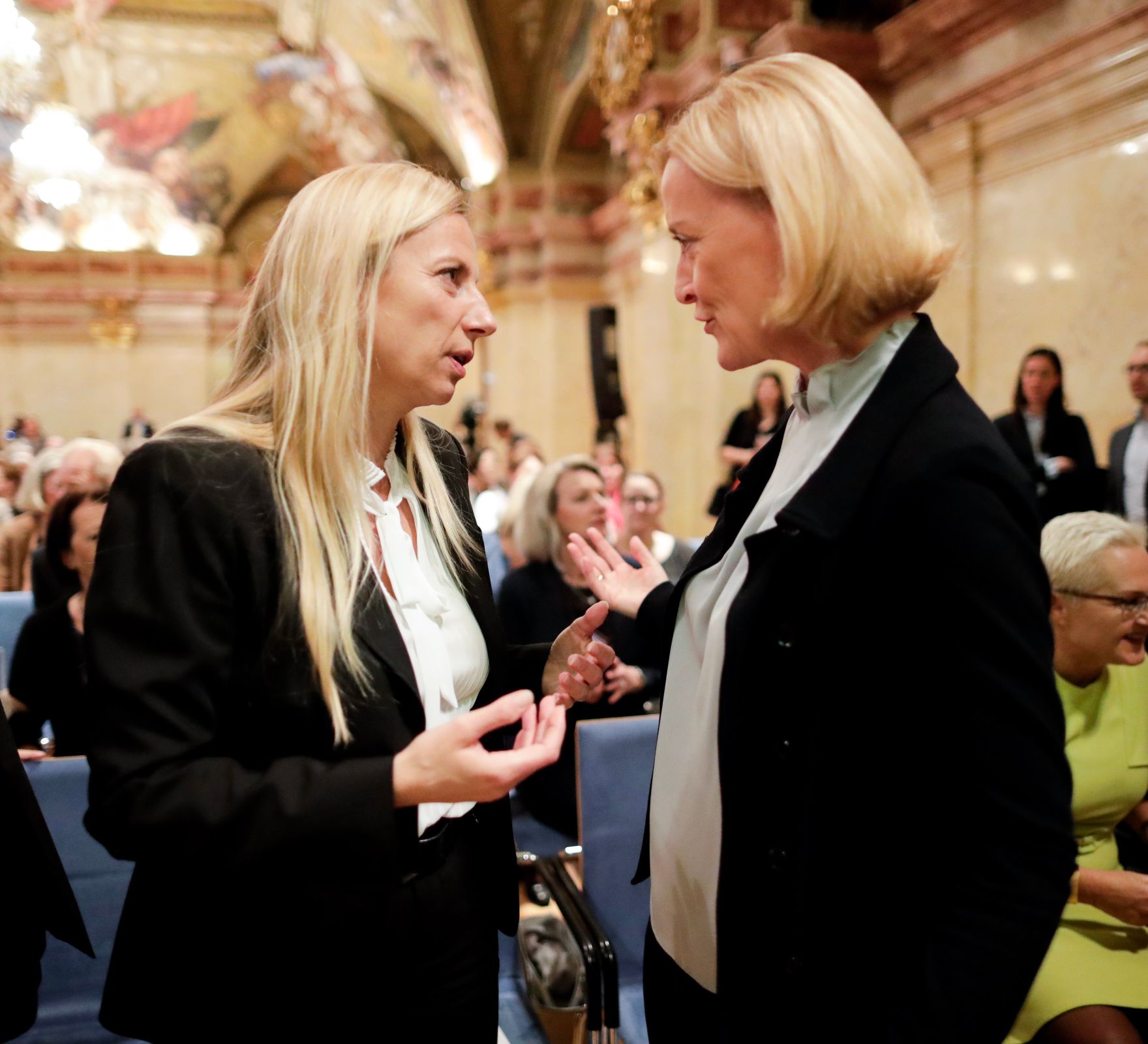 Am 12. November 2018 nahm Bundesministerin Juliane Bogner-Strau&szlig; (l.) an der Podiumsdiskussion bei der Enquete &bdquo;100 Jahre Frauenwahlrecht&quot; teil. Im Bild mit der Generaldirektorin der &Ouml;sterreichischen Nationalbibliothek Johanna Rachinger (r.).