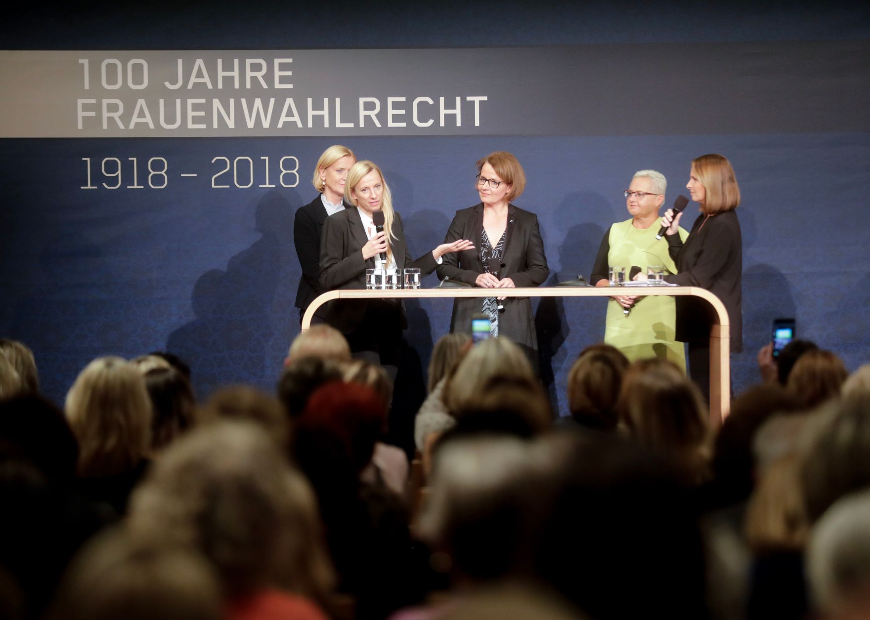 Am 12. November 2018 nahm Bundesministerin Juliane Bogner-Strau&szlig; (2.v.l.) an der Podiumsdiskussion bei der Enquete &bdquo;100 Jahre Frauenwahlrecht&quot; teil. Im Bild mit der Generaldirektorin der &Ouml;sterreichischen Nationalbibliothek Johanna Rachinger (l.), der Landesr&auml;tin Christiane Teschl-Hofmeister (3.v.l.) und der Moderatorin Barbara St&ouml;ckl (5.v.l.).