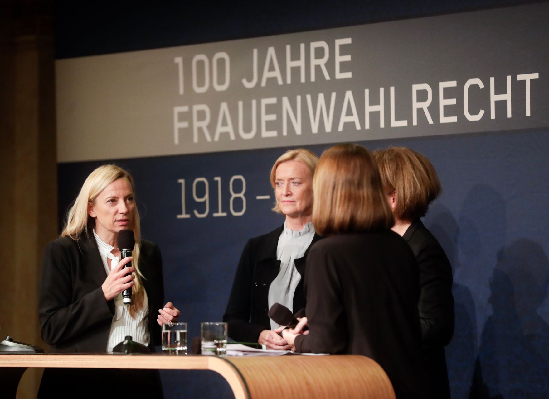 Am 12. November 2018 nahm Bundesministerin Juliane Bogner-Strau&szlig; (l.) an der Podiumsdiskussion bei der Enquete &bdquo;100 Jahre Frauenwahlrecht&quot; teil. Im Bild mit der Generaldirektorin der &Ouml;sterreichischen Nationalbibliothek Johanna Rachinger (2.v.l.), der Landesr&auml;tin Christiane Teschl-Hofmeister (3.v.l.) und der Moderatorin Barbara St&ouml;ckl (4.v.l.).
