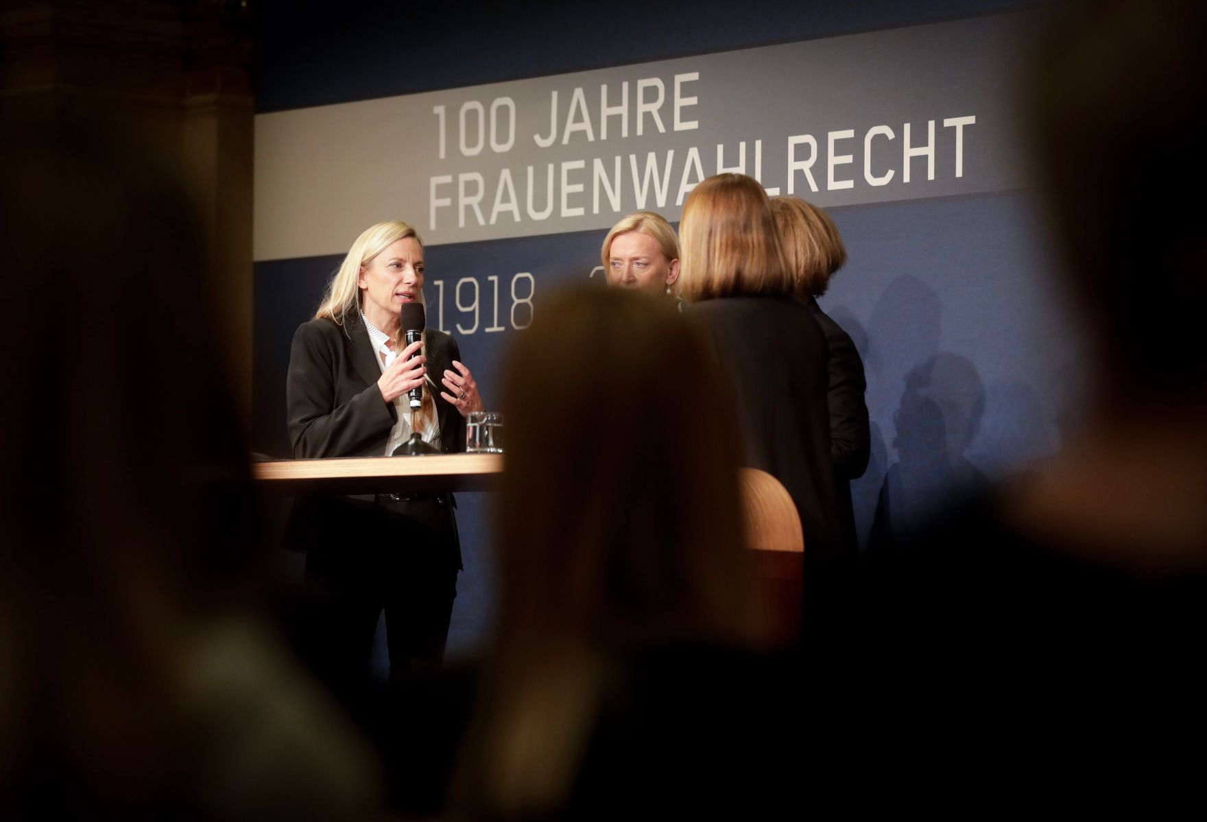 Am 12. November 2018 nahm Bundesministerin Juliane Bogner-Strau&szlig; (l.) an der Podiumsdiskussion bei der Enquete &bdquo;100 Jahre Frauenwahlrecht&quot; teil.