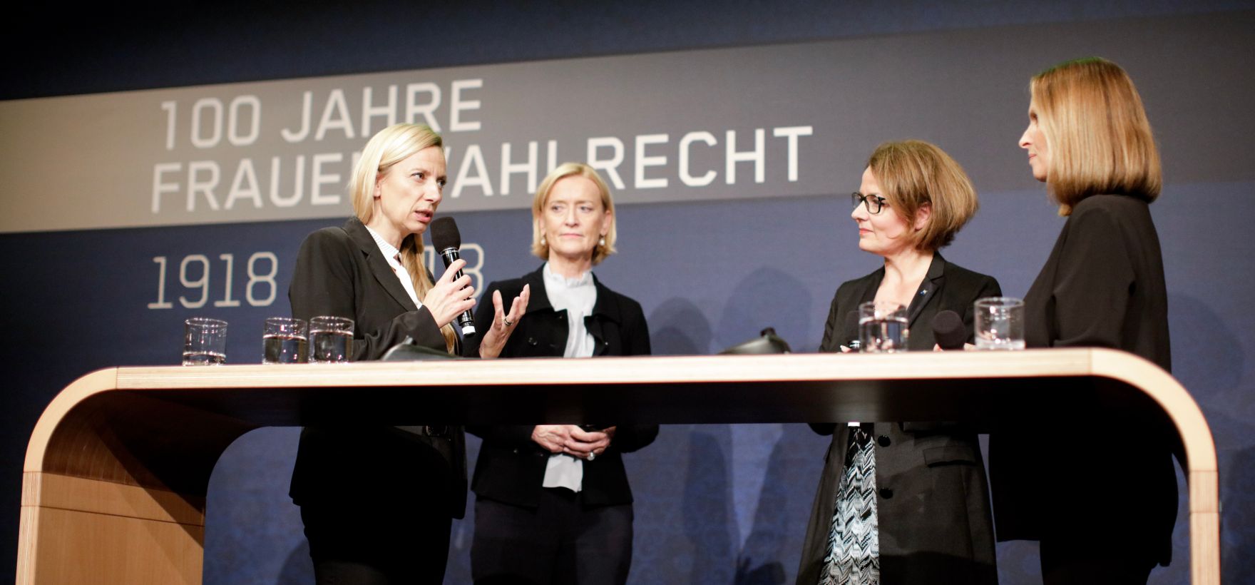 Am 12. November 2018 nahm Bundesministerin Juliane Bogner-Strau&szlig; (l.) an der Podiumsdiskussion bei der Enquete &bdquo;100 Jahre Frauenwahlrecht&quot; teil. Im Bild mit der Generaldirektorin der &Ouml;sterreichischen Nationalbibliothek Johanna Rachinger (2.v.l.), der Landesr&auml;tin Christiane Teschl-Hofmeister (3.v.l.) und der Moderatorin Barbara St&ouml;ckl (4.v.l.).