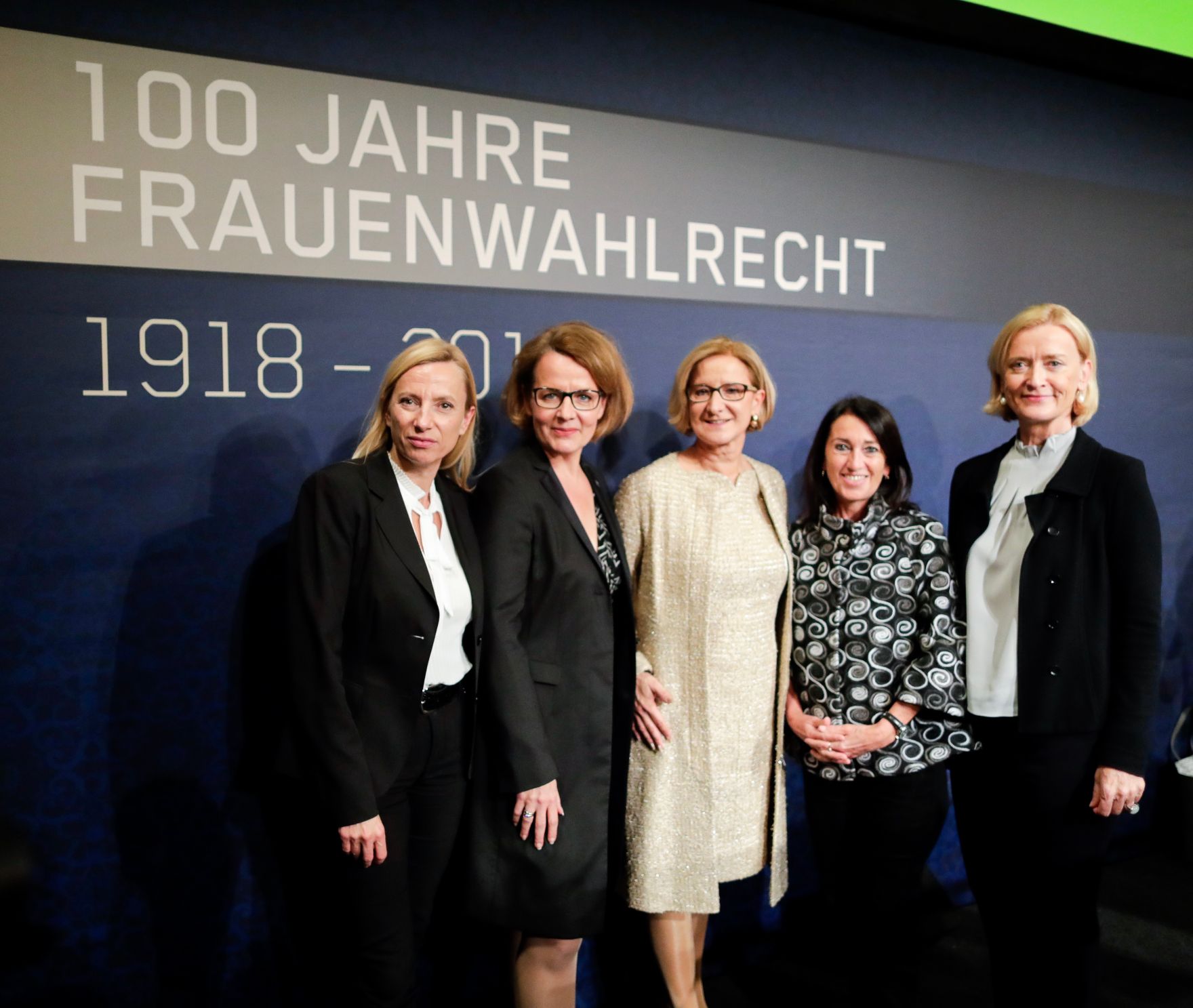 Am 12. November 2018 nahm Bundesministerin Juliane Bogner-Strau&szlig; (l.) an der Podiumsdiskussion bei der Enquete &bdquo;100 Jahre Frauenwahlrecht&quot; teil. Im Bild mit der Landesr&auml;tin Christiane Teschl-Hofmeister (2.v.l.), der Landeshauptfrau von Nieder&ouml;sterreich Johanna Mikl-Leitner (3.v.l.) und der Generaldirektorin der &Ouml;sterreichischen Nationalbibliothek Johanna Rachinger (5.v.l.).