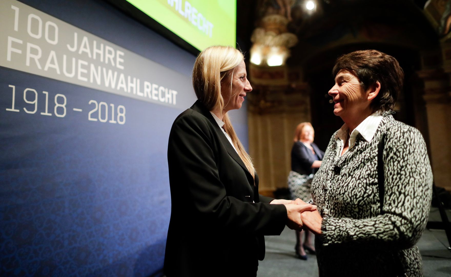 Am 12. November 2018 nahm Bundesministerin Juliane Bogner-Strau&szlig; (l.) an der Podiumsdiskussion bei der Enquete &bdquo;100 Jahre Frauenwahlrecht&quot; teil.