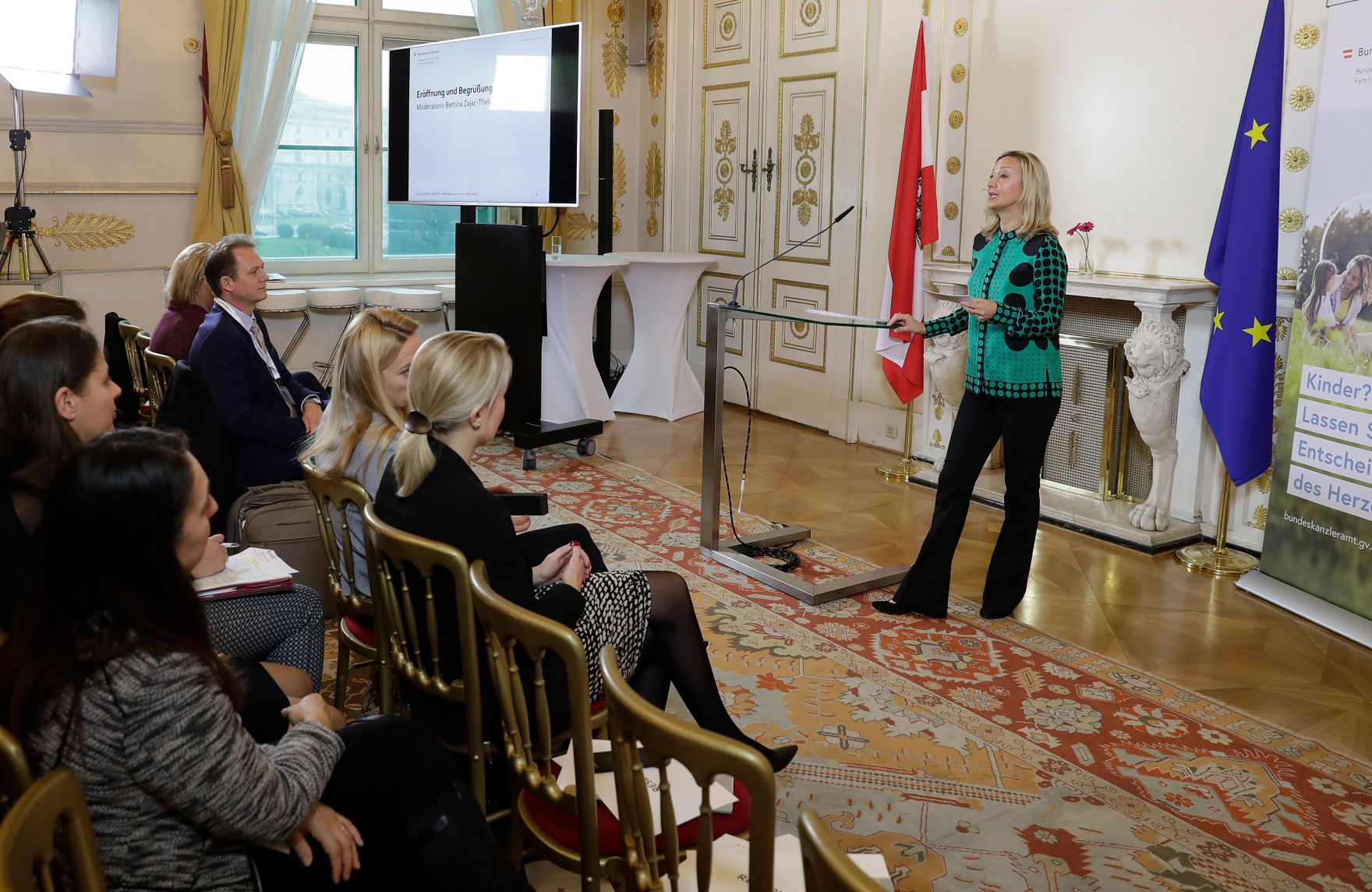 Am 13. November 2018 fand das &quot;Fachsymposium Familie.Arbeit.Zukunft &ndash; Ver&auml;nderungen in der Arbeitswelt&quot; im Bundeskanzleramt statt. Im Bild die Moderatorin Bettina Zajac-Thelen.