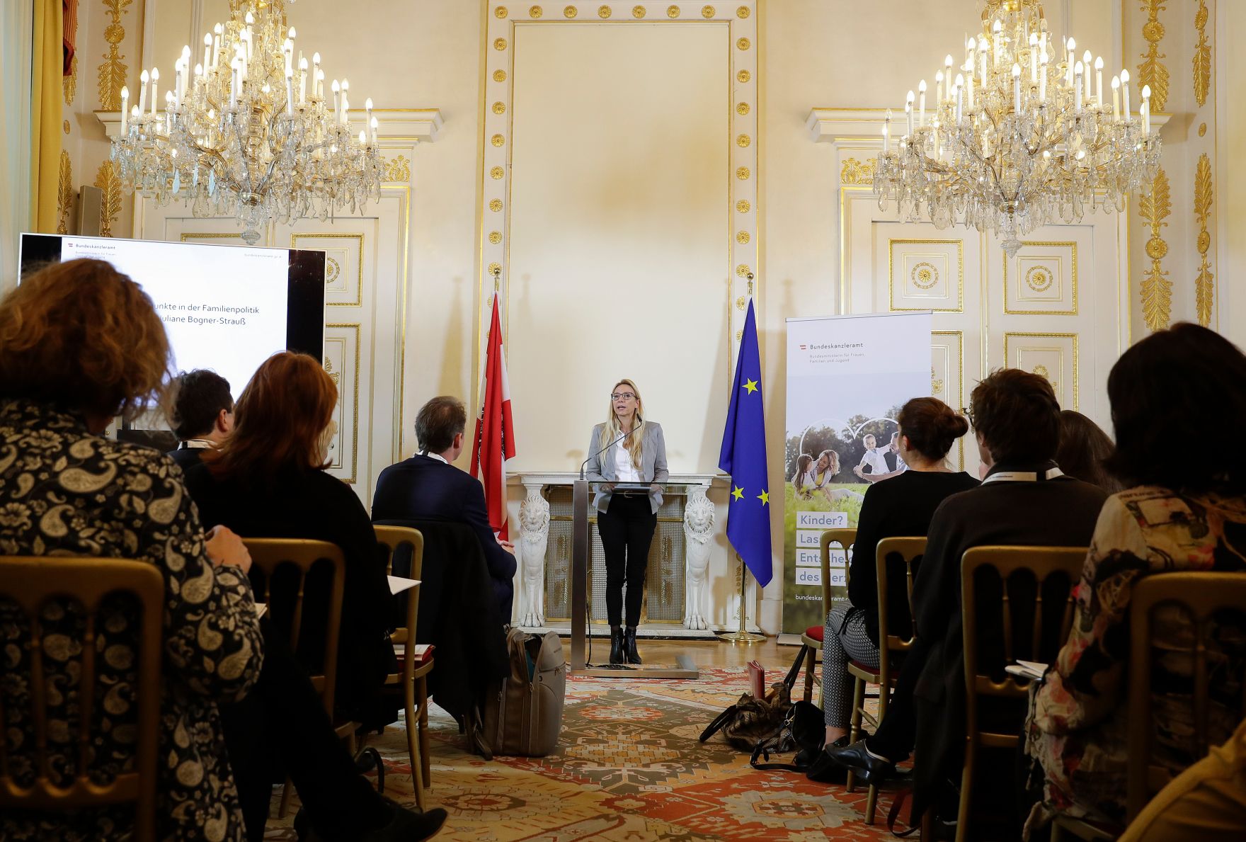 Am 13. November 2018 fand das &quot;Fachsymposium Familie.Arbeit.Zukunft &ndash; Ver&auml;nderungen in der Arbeitswelt&quot; im Bundeskanzleramt statt. Im Bild Bundesministerin Juliane Bogner-Strau&szlig;.