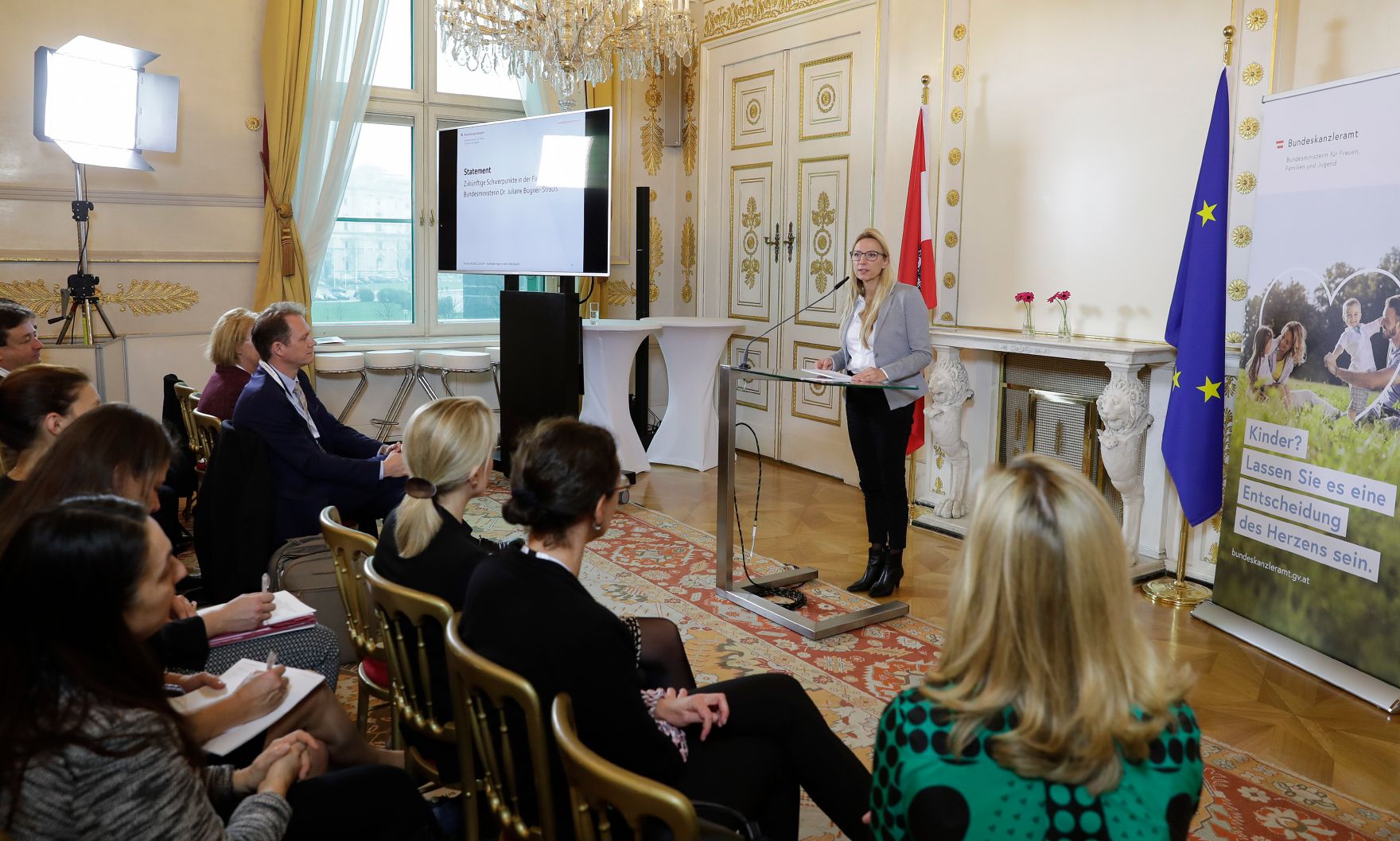 Am 13. November 2018 fand das &quot;Fachsymposium Familie.Arbeit.Zukunft &ndash; Ver&auml;nderungen in der Arbeitswelt&quot; im Bundeskanzleramt statt. Im Bild Bundesministerin Juliane Bogner-Strau&szlig;.