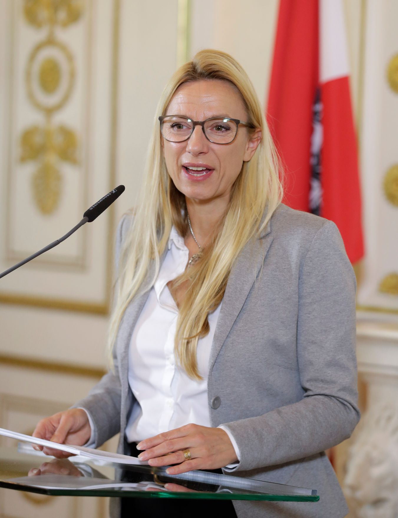 Am 13. November 2018 fand das &quot;Fachsymposium Familie.Arbeit.Zukunft &ndash; Ver&auml;nderungen in der Arbeitswelt&quot; im Bundeskanzleramt statt. Im Bild Bundesministerin Juliane Bogner-Strau&szlig;.