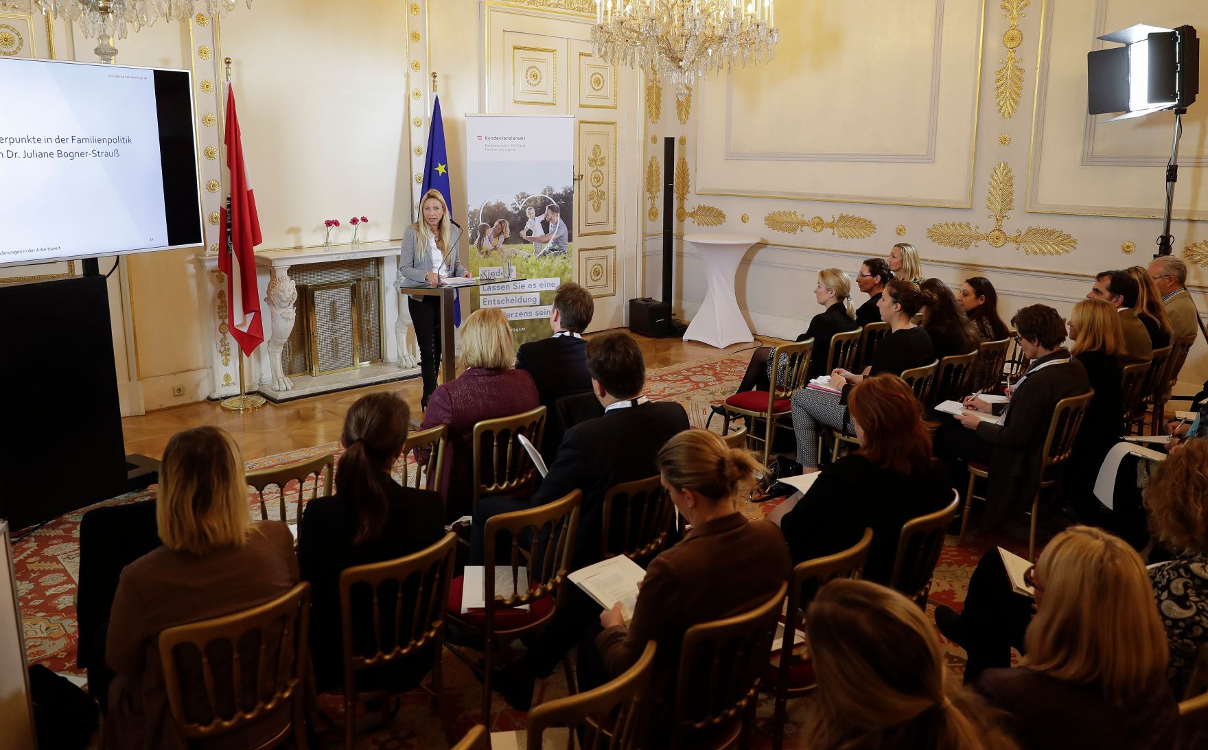 Am 13. November 2018 fand das &quot;Fachsymposium Familie.Arbeit.Zukunft &ndash; Ver&auml;nderungen in der Arbeitswelt&quot; im Bundeskanzleramt statt. Im Bild Bundesministerin Juliane Bogner-Strau&szlig;.