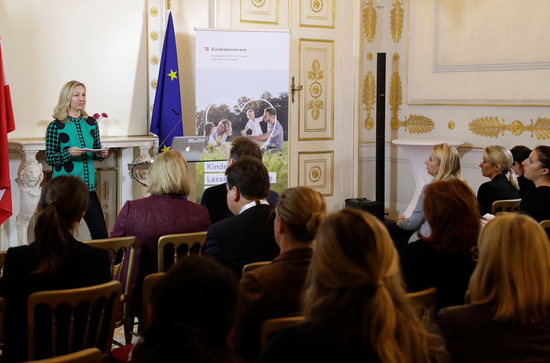 Am 13. November 2018 fand das &quot;Fachsymposium Familie.Arbeit.Zukunft &ndash; Ver&auml;nderungen in der Arbeitswelt&quot; im Bundeskanzleramt statt. Im Bild die Moderatorin Bettina Zajac-Thelen.