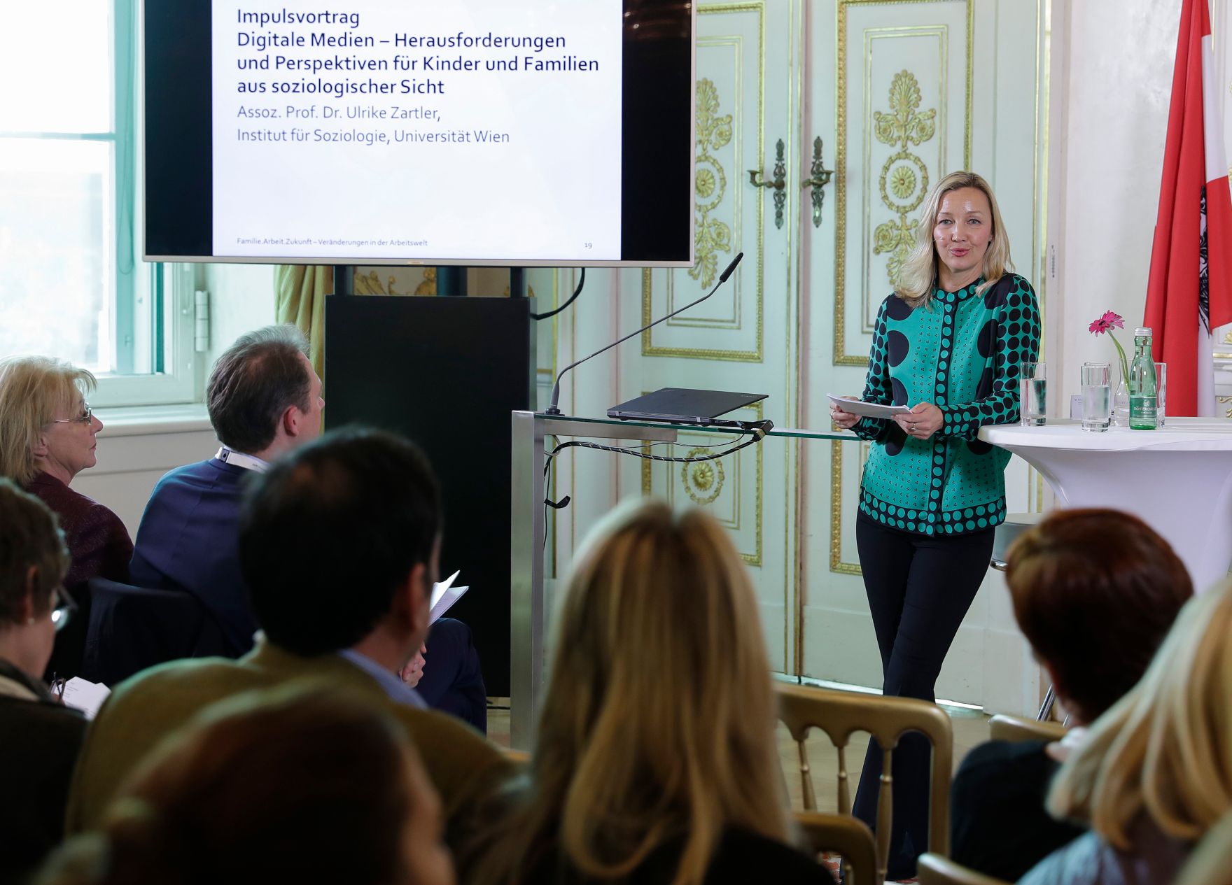 Am 13. November 2018 fand das &quot;Fachsymposium Familie.Arbeit.Zukunft &ndash; Ver&auml;nderungen in der Arbeitswelt&quot; im Bundeskanzleramt statt. Im Bild die Moderatorin Bettina Zajac-Thelen.