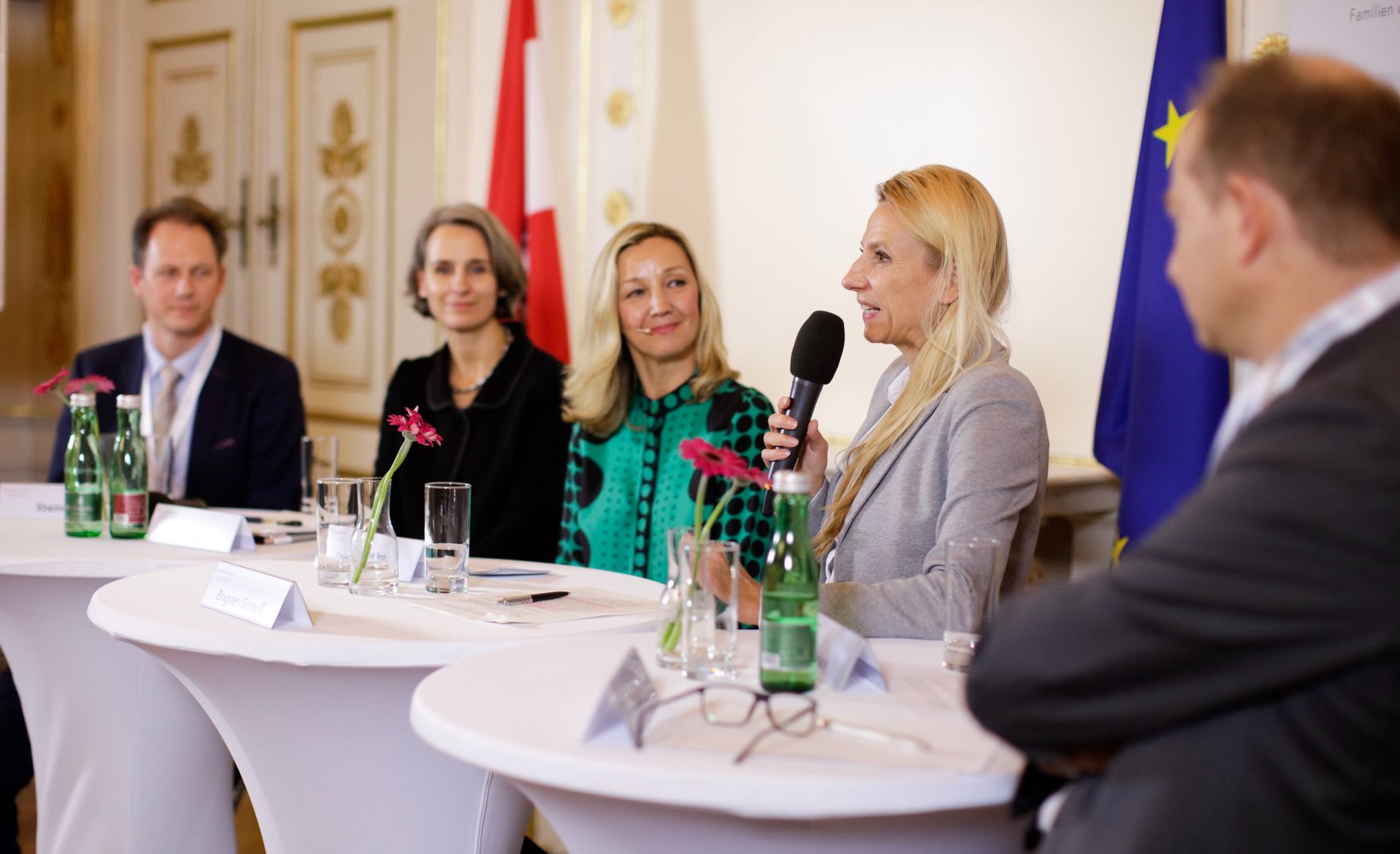 Am 13. November 2018 fand das &quot;Fachsymposium Familie.Arbeit.Zukunft &ndash; Ver&auml;nderungen in der Arbeitswelt&quot; im Bundeskanzleramt statt. Im Bild Bundesministerin Juliane Bogner-Strau&szlig; (2.v.r.) mit Andreas Steinle vom &quot;Zukunftsinstitut&quot; (l.), Ulrike Zartler vom Institut f&uuml;r Soziologie an der Universit&auml;t Wien (2.v.l.), der Moderatorin Bettina Zajac-Thelen (3.v.l.) und Christof M&uuml;ller, Leiter der Human Resources Generali Gruppe &Ouml;sterreich (r.).