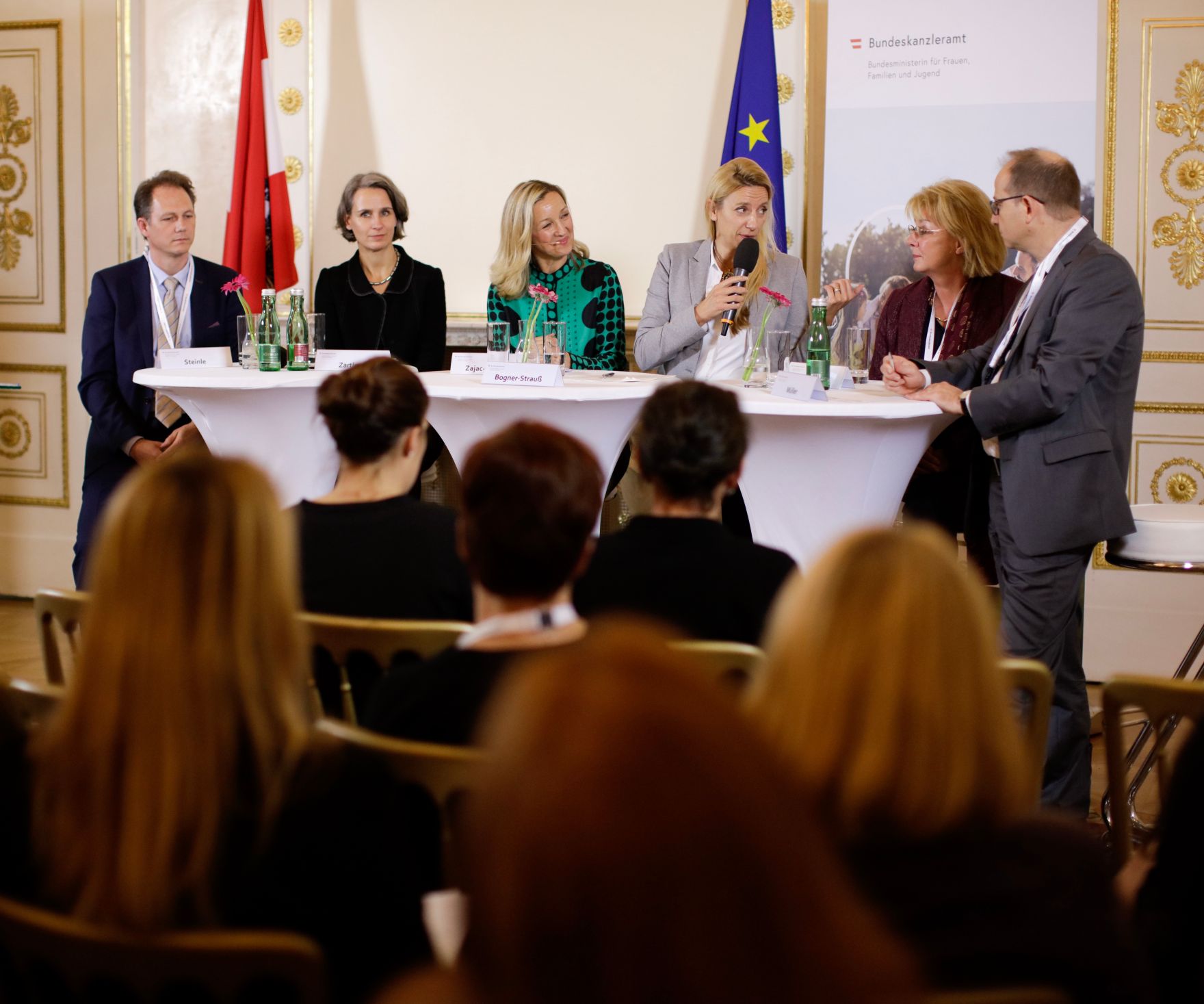 Am 13. November 2018 fand das &quot;Fachsymposium Familie.Arbeit.Zukunft &ndash; Ver&auml;nderungen in der Arbeitswelt&quot; im Bundeskanzleramt statt. Im Bild Bundesministerin Juliane Bogner-Strau&szlig; (3.v.r.) mit Andreas Steinle vom &quot;Zukunftsinstitut&quot; (l.), Ulrike Zartler vom Institut f&uuml;r Soziologie an der Universit&auml;t Wien (2.v.l.), der Moderatorin Bettina Zajac-Thelen (3.v.l.), Irene Gerlach vom &quot;Forschungszentrum Familienbewusste Personalpolitik&quot; der Westf&auml;lischen Wilhelms-Universit&auml;t M&uuml;nster (2.v.r.) und Christof M&uuml;ller, Leiter der Human Resources Generali Gruppe &Ouml;sterreich (r.).