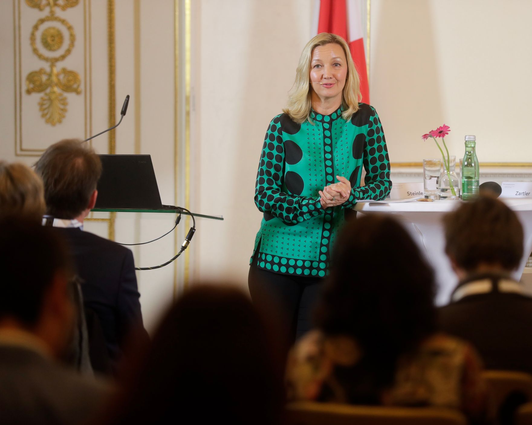 Am 13. November 2018 fand das &quot;Fachsymposium Familie.Arbeit.Zukunft &ndash; Ver&auml;nderungen in der Arbeitswelt&quot; im Bundeskanzleramt statt. Im Bild die Moderatorin Bettina Zajac-Thelen.