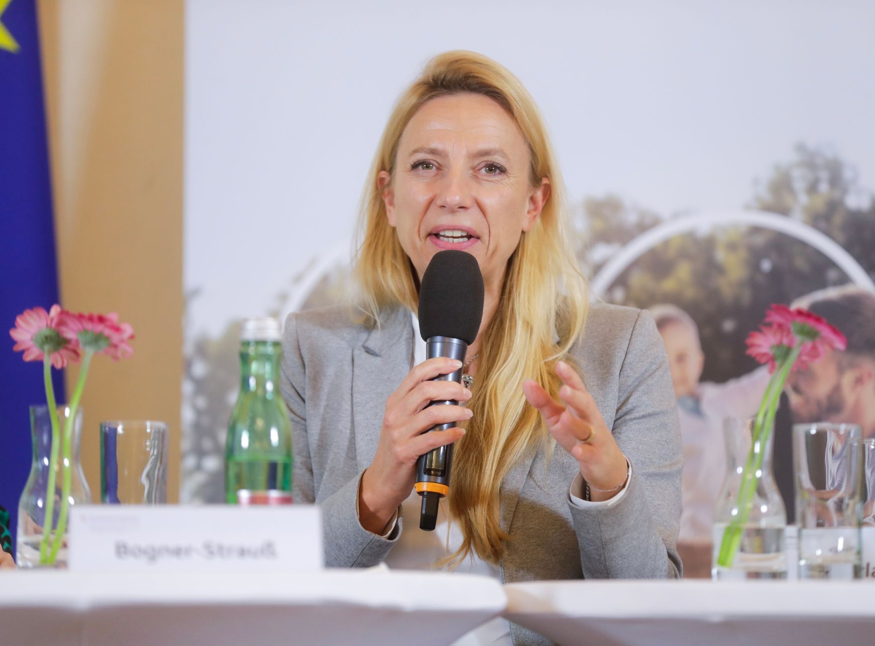 Am 13. November 2018 fand das &quot;Fachsymposium Familie.Arbeit.Zukunft &ndash; Ver&auml;nderungen in der Arbeitswelt&quot; im Bundeskanzleramt statt. Im Bild Bundesministerin Juliane Bogner-Strau&szlig;.