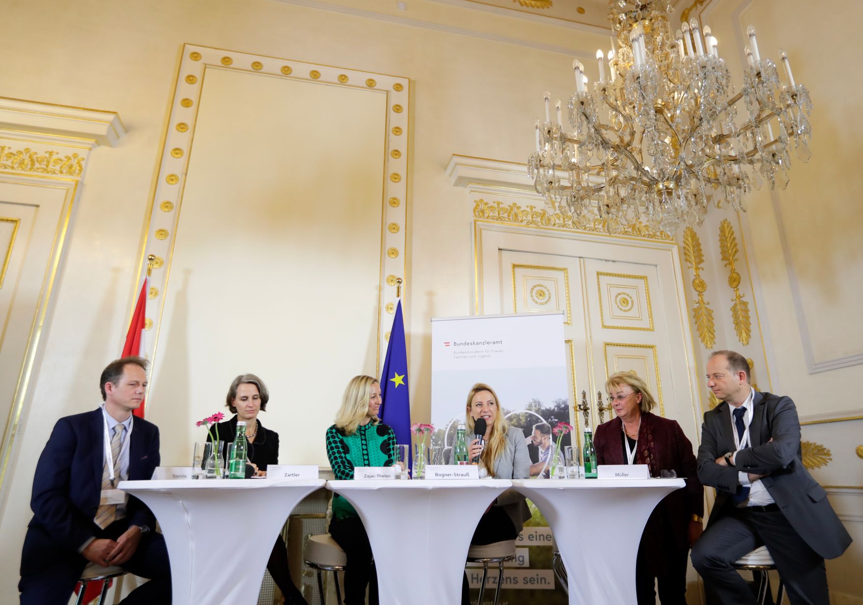 Am 13. November 2018 fand das &quot;Fachsymposium Familie.Arbeit.Zukunft &ndash; Ver&auml;nderungen in der Arbeitswelt&quot; im Bundeskanzleramt statt. Im Bild Bundesministerin Juliane Bogner-Strau&szlig; (3.v.r.) mit Andreas Steinle vom &quot;Zukunftsinstitut&quot; (l.), Ulrike Zartler vom Institut f&uuml;r Soziologie an der Universit&auml;t Wien (2.v.l.), der Moderatorin Bettina Zajac-Thelen (3.v.l.), Irene Gerlach vom &quot;Forschungszentrum Familienbewusste Personalpolitik&quot; der Westf&auml;lischen Wilhelms-Universit&auml;t M&uuml;nster (2.v.r.) und Christof M&uuml;ller, Leiter der Human Resources Generali Gruppe &Ouml;sterreich (r.).