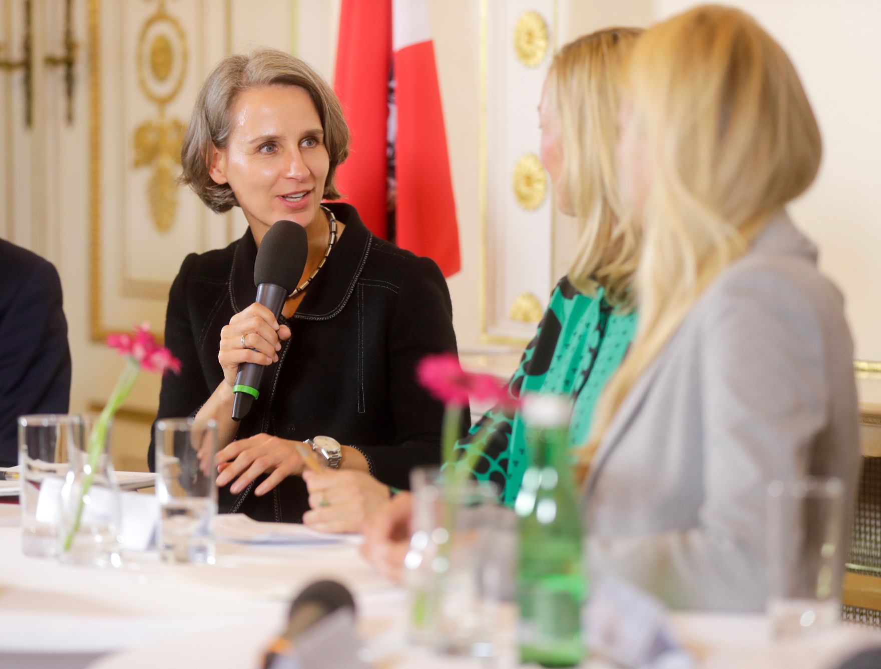 Am 13. November 2018 fand das &quot;Fachsymposium Familie.Arbeit.Zukunft &ndash; Ver&auml;nderungen in der Arbeitswelt&quot; im Bundeskanzleramt statt. Im Bild Bundesministerin Juliane Bogner-Strau&szlig; (r.) mit Ulrike Zartler vom Institut f&uuml;r Soziologie an der Universit&auml;t Wien (l.) und der Moderatorin Bettina Zajac-Thelen (m.).