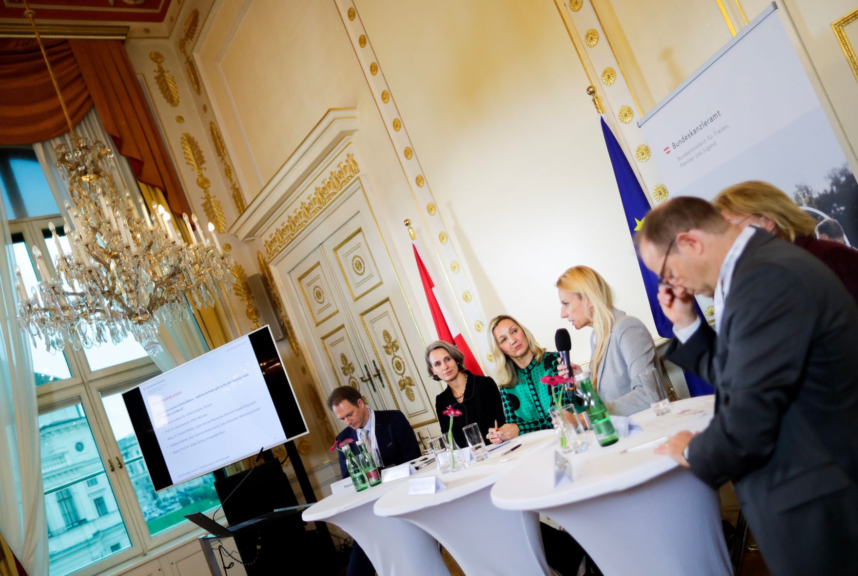 Am 13. November 2018 fand das &quot;Fachsymposium Familie.Arbeit.Zukunft &ndash; Ver&auml;nderungen in der Arbeitswelt&quot; im Bundeskanzleramt statt. Im Bild Bundesministerin Juliane Bogner-Strau&szlig; (3.v.r.) mit Andreas Steinle vom &quot;Zukunftsinstitut&quot; (l.), Ulrike Zartler vom Institut f&uuml;r Soziologie an der Universit&auml;t Wien (2.v.l.), der Moderatorin Bettina Zajac-Thelen (3.v.l.), Irene Gerlach vom &quot;Forschungszentrum Familienbewusste Personalpolitik&quot; der Westf&auml;lischen Wilhelms-Universit&auml;t M&uuml;nster (2.v.r.) und Christof M&uuml;ller, Leiter der Human Resources Generali Gruppe &Ouml;sterreich (r.).