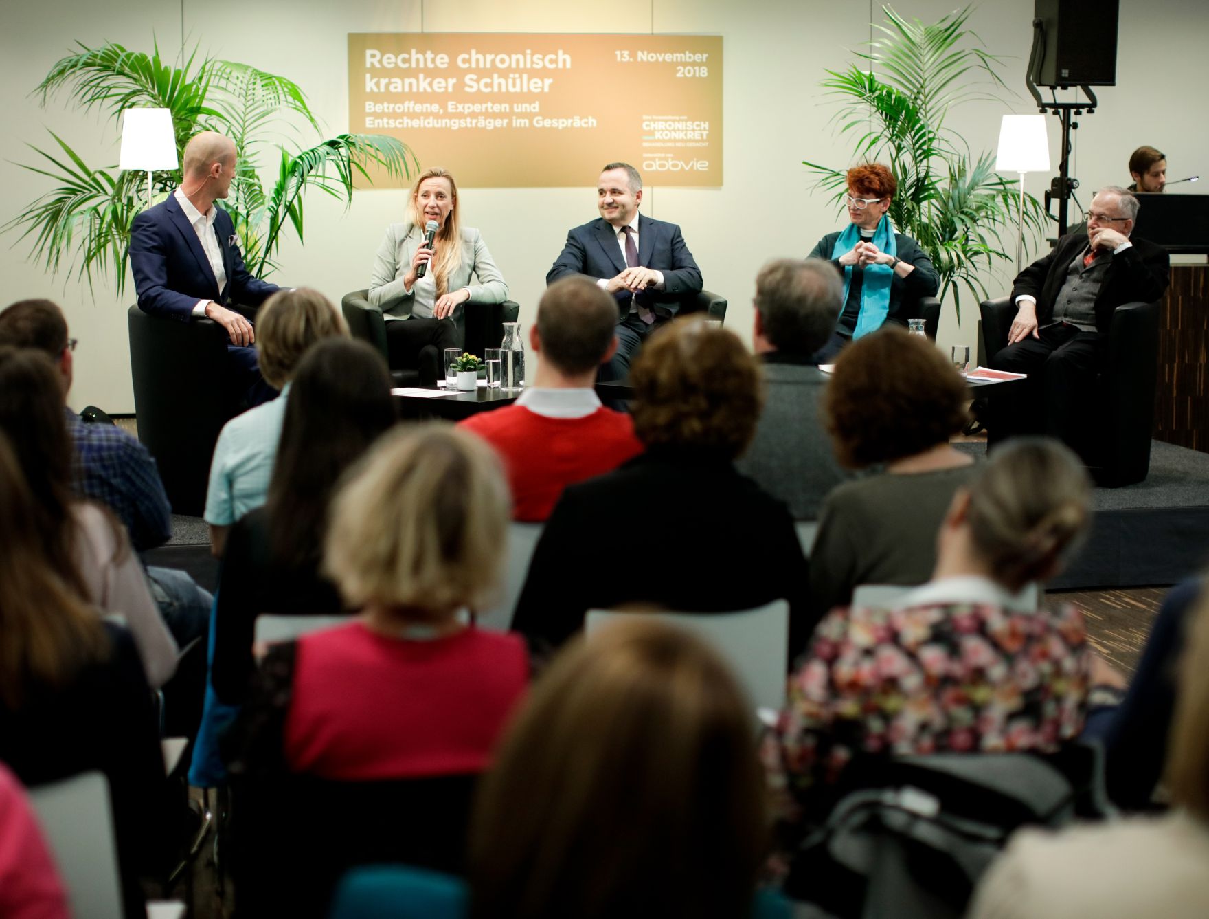 Am 13. November 2018 nahm Bundesministerin Juliane Bogner-Strau&szlig; (2.v.l.) an der Podiumsdiskussion &bdquo;Rechte chronisch kranker Sch&uuml;ler&ldquo; teil. Im Bild mit dem Bundesvorsitzenden der Gewerkschaft f&uuml;r Pflichtschullehrerinnen und -lehrer Paul Kimberger (m.), der Gesundheitswissenschaftlerin Lilly Damm (2.v.r.) vom Zentrum f&uuml;r Public Health der Medizinischen Universit&auml;t Wien und dem Volksanwalt Peter Fichtenbauer (r.).