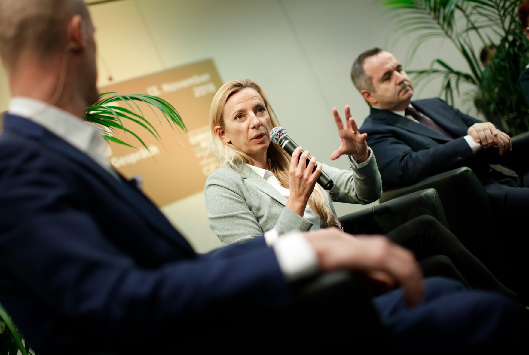 Am 13. November 2018 nahm Bundesministerin Juliane Bogner-Strau&szlig; (m.) an der Podiumsdiskussion &bdquo;Rechte chronisch kranker Sch&uuml;ler&ldquo; teil. Im Bild mit dem Bundesvorsitzenden der Gewerkschaft f&uuml;r Pflichtschullehrerinnen und -lehrer Paul Kimberger (r.).