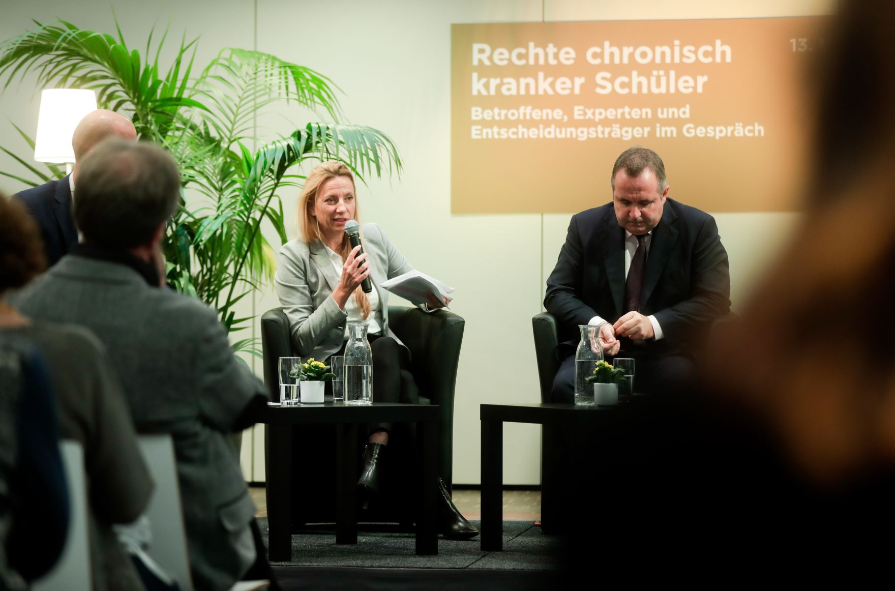 Am 13. November 2018 nahm Bundesministerin Juliane Bogner-Strau&szlig; (l.) an der Podiumsdiskussion &bdquo;Rechte chronisch kranker Sch&uuml;ler&ldquo; teil. Im Bild mit dem Bundesvorsitzenden der Gewerkschaft f&uuml;r Pflichtschullehrerinnen und -lehrer Paul Kimberger (r.).
