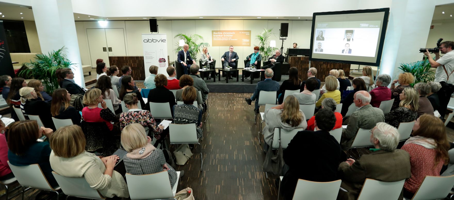 Am 13. November 2018 nahm Bundesministerin Juliane Bogner-Strau&szlig; (2.v.l.) an der Podiumsdiskussion &bdquo;Rechte chronisch kranker Sch&uuml;ler&ldquo; teil. Im Bild mit dem Bundesvorsitzenden der Gewerkschaft f&uuml;r Pflichtschullehrerinnen und -lehrer Paul Kimberger (m.), der Gesundheitswissenschaftlerin Lilly Damm (2.v.r.) vom Zentrum f&uuml;r Public Health der Medizinischen Universit&auml;t Wien und dem Volksanwalt Peter Fichtenbauer (r.).